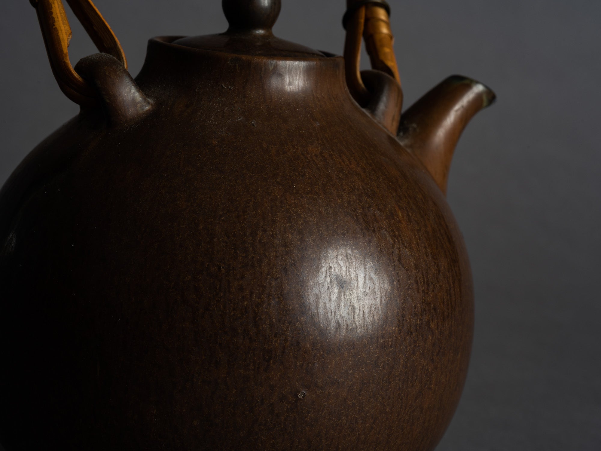 Théière par Gunnar Nylund pour Rörstrand, Suède (vers 1935-40)..Teapot by Gunnar Nylund for Rörstrand, Sweden (ca. 1935-40)