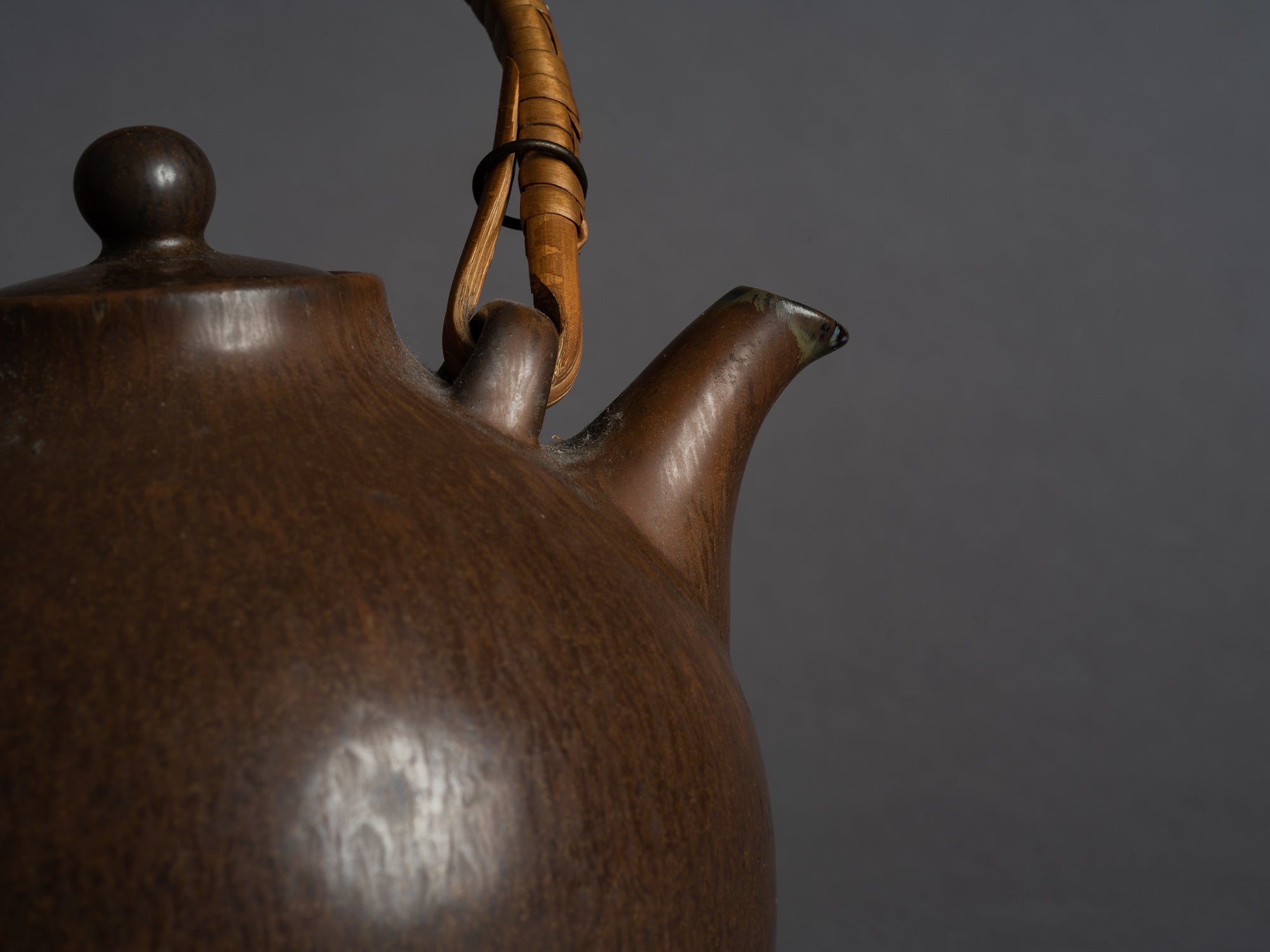 Théière par Gunnar Nylund pour Rörstrand, Suède (vers 1935-40)..Teapot by Gunnar Nylund for Rörstrand, Sweden (ca. 1935-40)