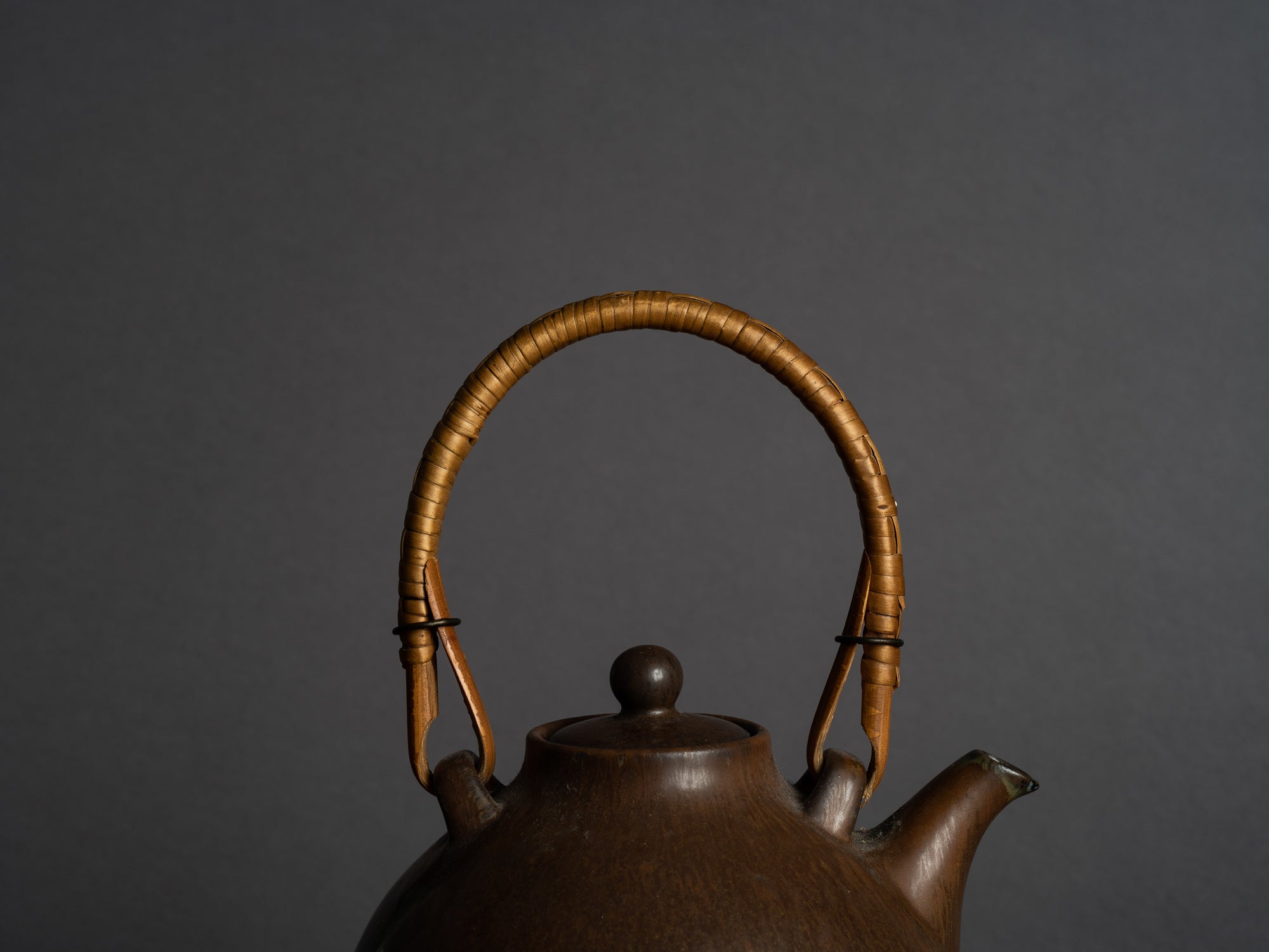 Théière par Gunnar Nylund pour Rörstrand, Suède (vers 1935-40)..Teapot by Gunnar Nylund for Rörstrand, Sweden (ca. 1935-40)