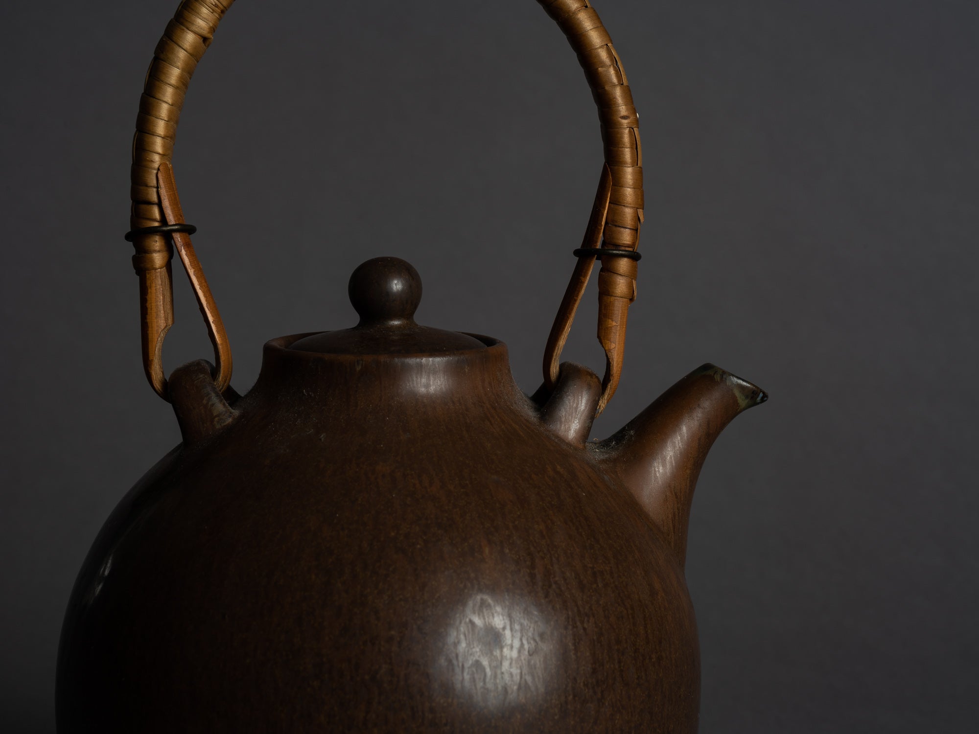 Théière par Gunnar Nylund pour Rörstrand, Suède (vers 1935-40)..Teapot by Gunnar Nylund for Rörstrand, Sweden (ca. 1935-40)