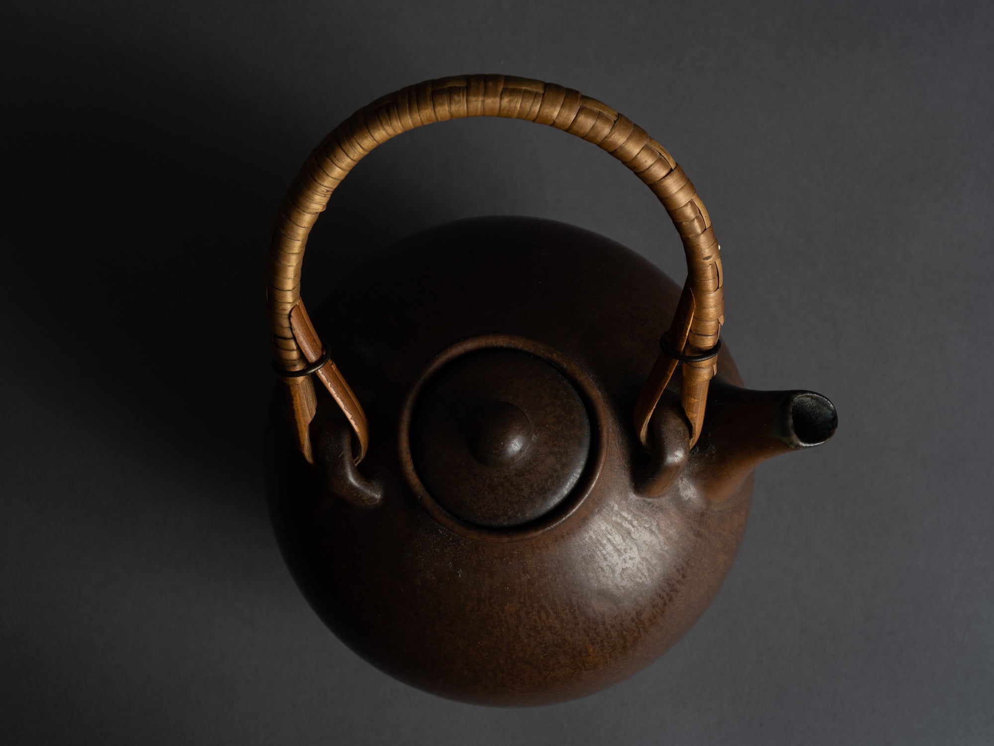 Théière par Gunnar Nylund pour Rörstrand, Suède (vers 1935-40)..Teapot by Gunnar Nylund for Rörstrand, Sweden (ca. 1935-40)