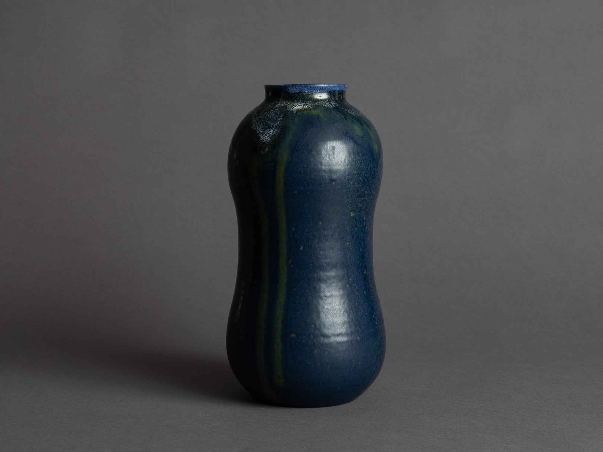 Vase coloquinte de Lucien Arnaud, France (vers 1925)..Carriès School hyotan vase by Lucien Arnaud, France (ca. 1925)
