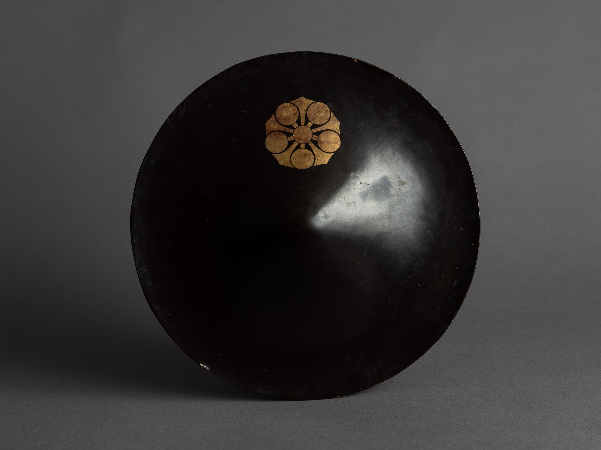 Jingasa, casque de samourai en laque du clan Sagara, Japon (Époque Edo)..Rare lacquer Jingasa, samurai helmet from Sagara clan, Japan (Edo period)