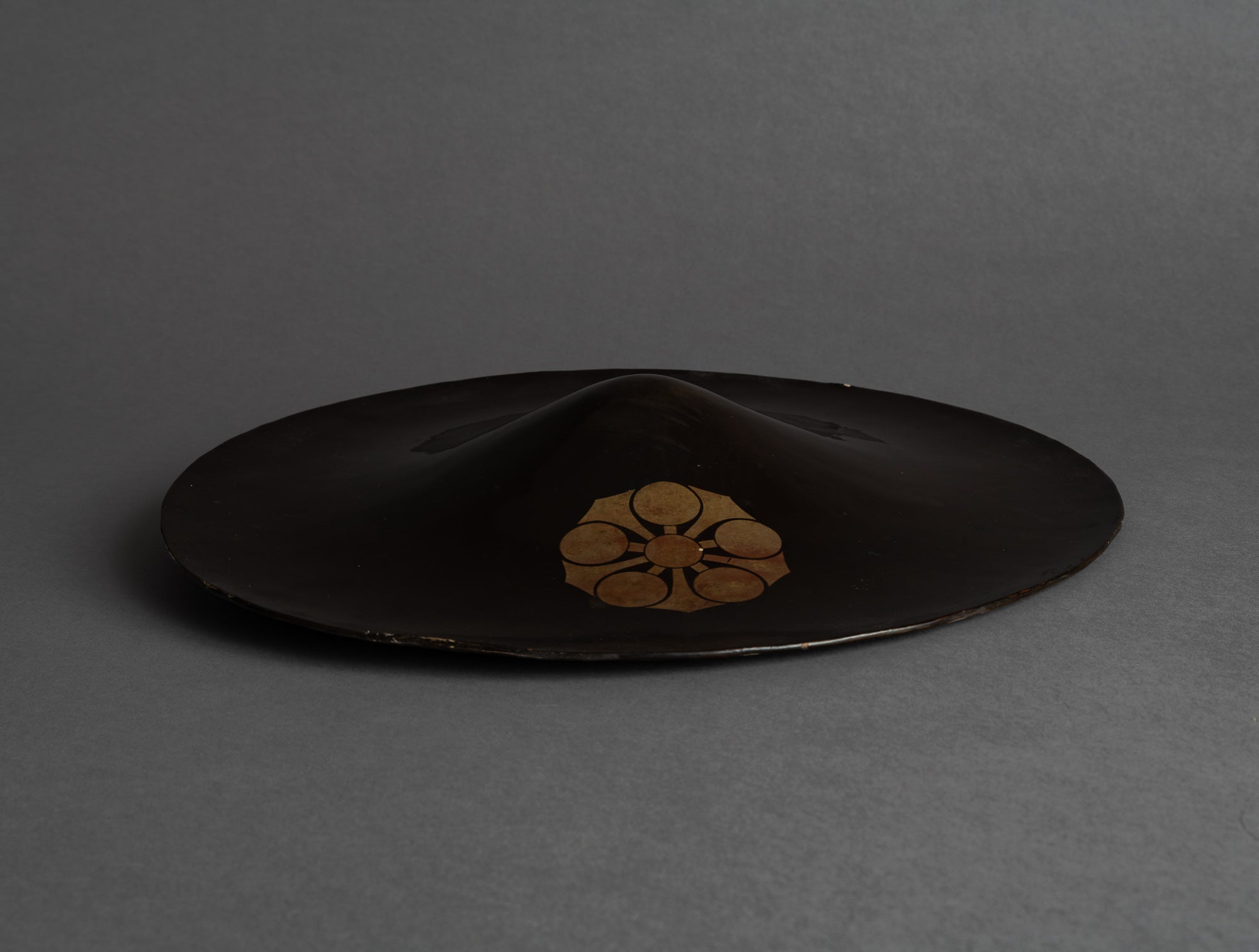 Jingasa, casque de samourai en laque du clan Sagara, Japon (Époque Edo)..Rare lacquer Jingasa, samurai helmet from Sagara clan, Japan (Edo period)