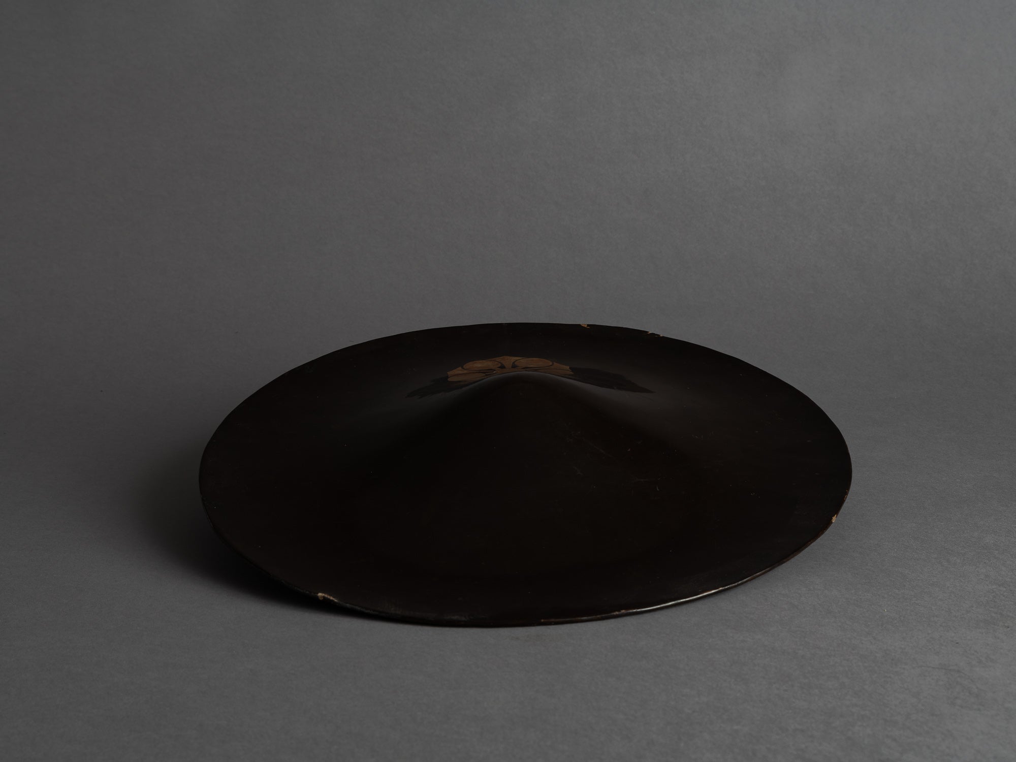 Jingasa, casque de samourai en laque du clan Sagara, Japon (Époque Edo)..Rare lacquer Jingasa, samurai helmet from Sagara clan, Japan (Edo period)