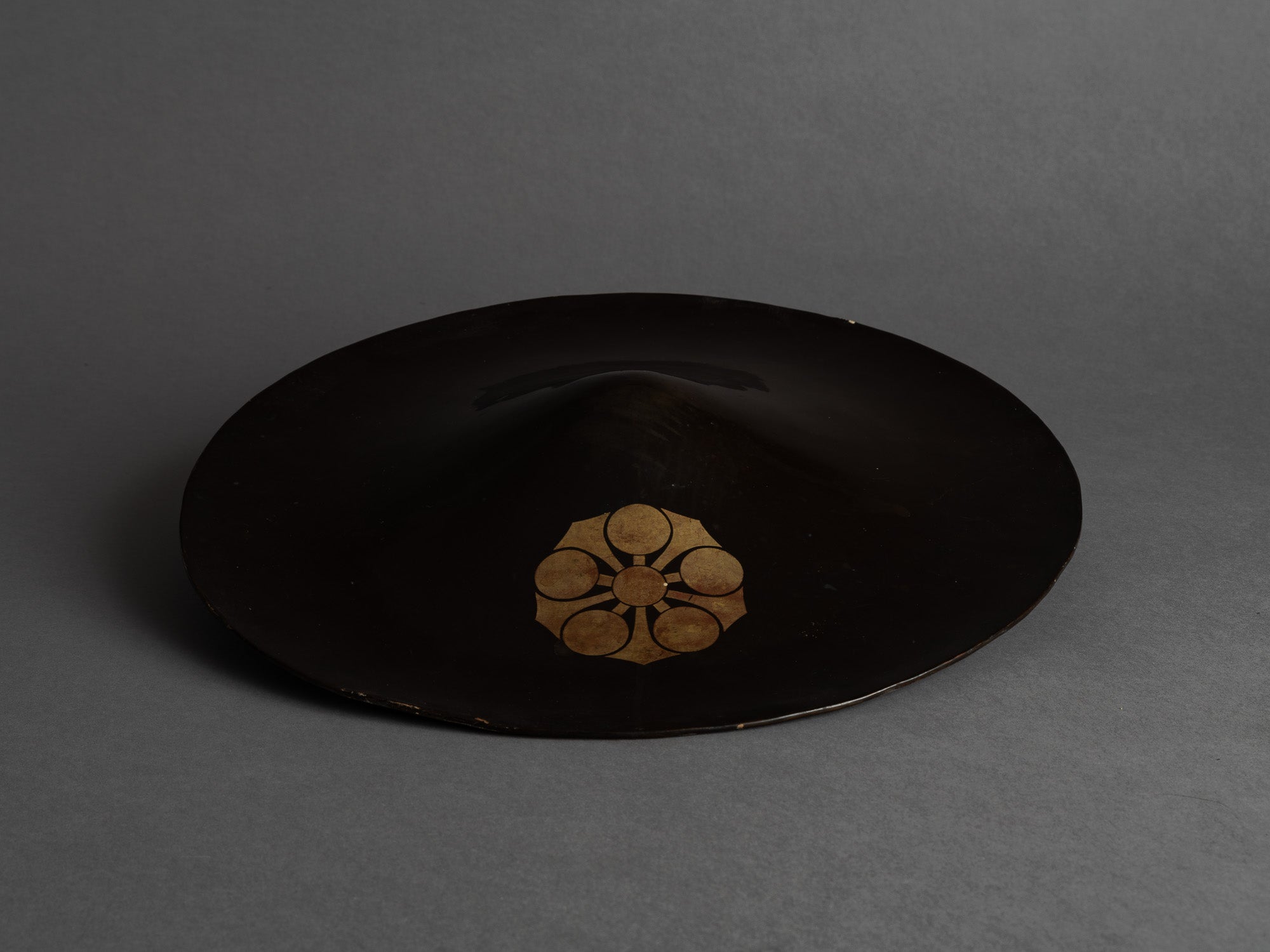 Jingasa, casque de samourai en laque du clan Sagara, Japon (Époque Edo)..Rare lacquer Jingasa, samurai helmet from Sagara clan, Japan (Edo period)