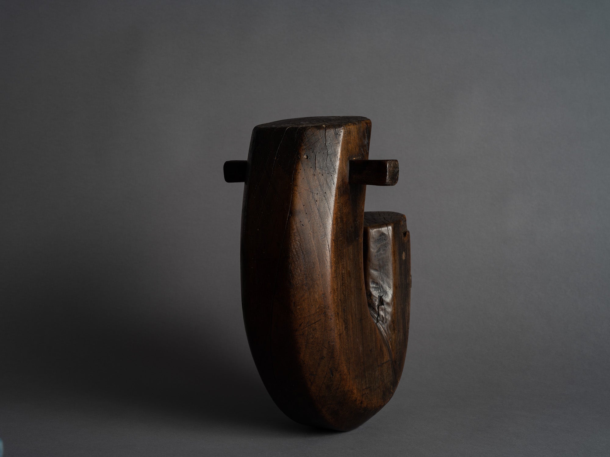 Mingei, rare crochet de crémaillère jizaikake ebisu, Japon (Époque Edo)..Rare ebisu Mingei jizaikagi hook, Japan (Edo period)