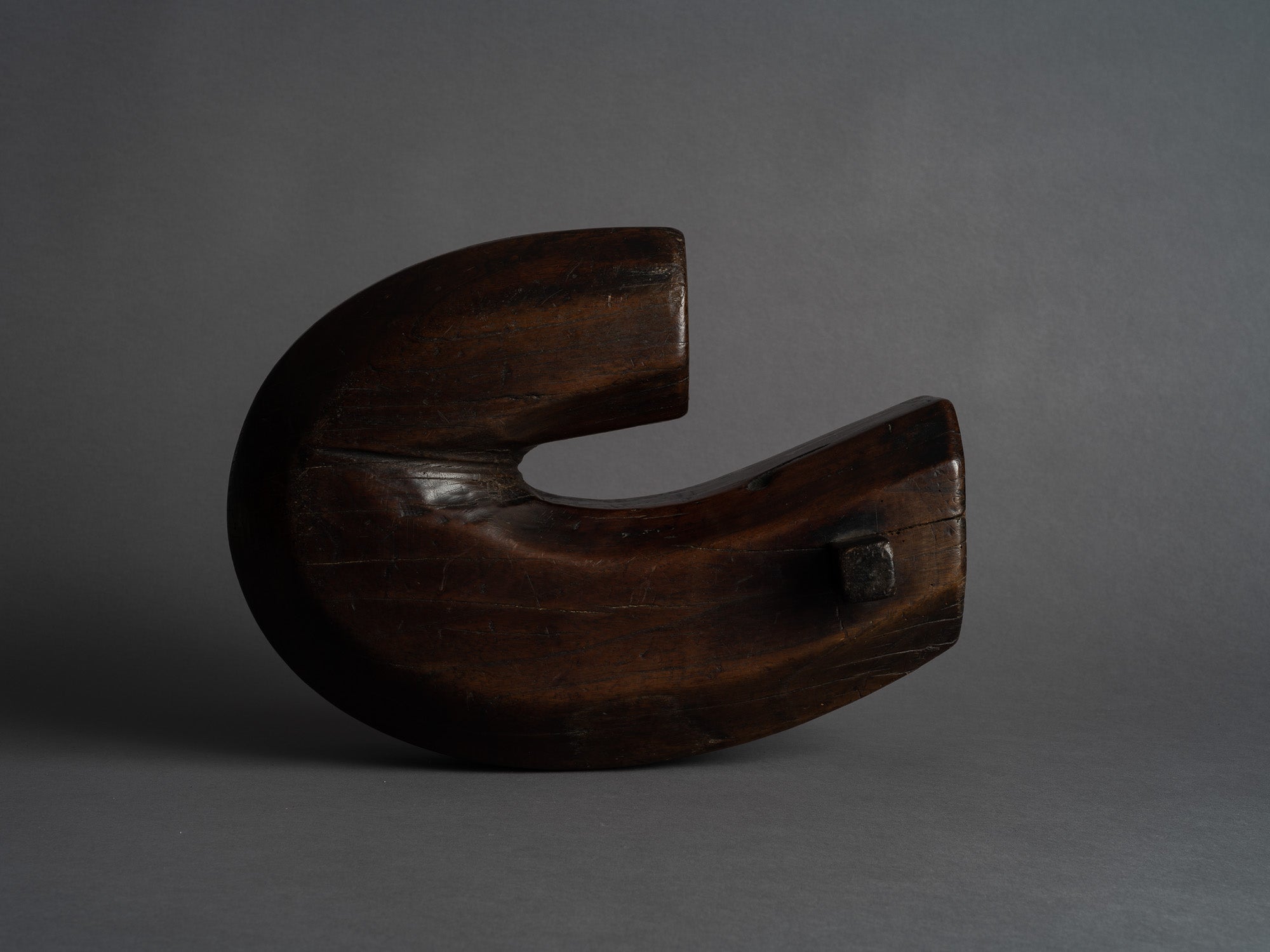 Mingei, rare crochet de crémaillère jizaikake ebisu, Japon (Époque Edo)..Rare ebisu Mingei jizaikagi hook, Japan (Edo period)