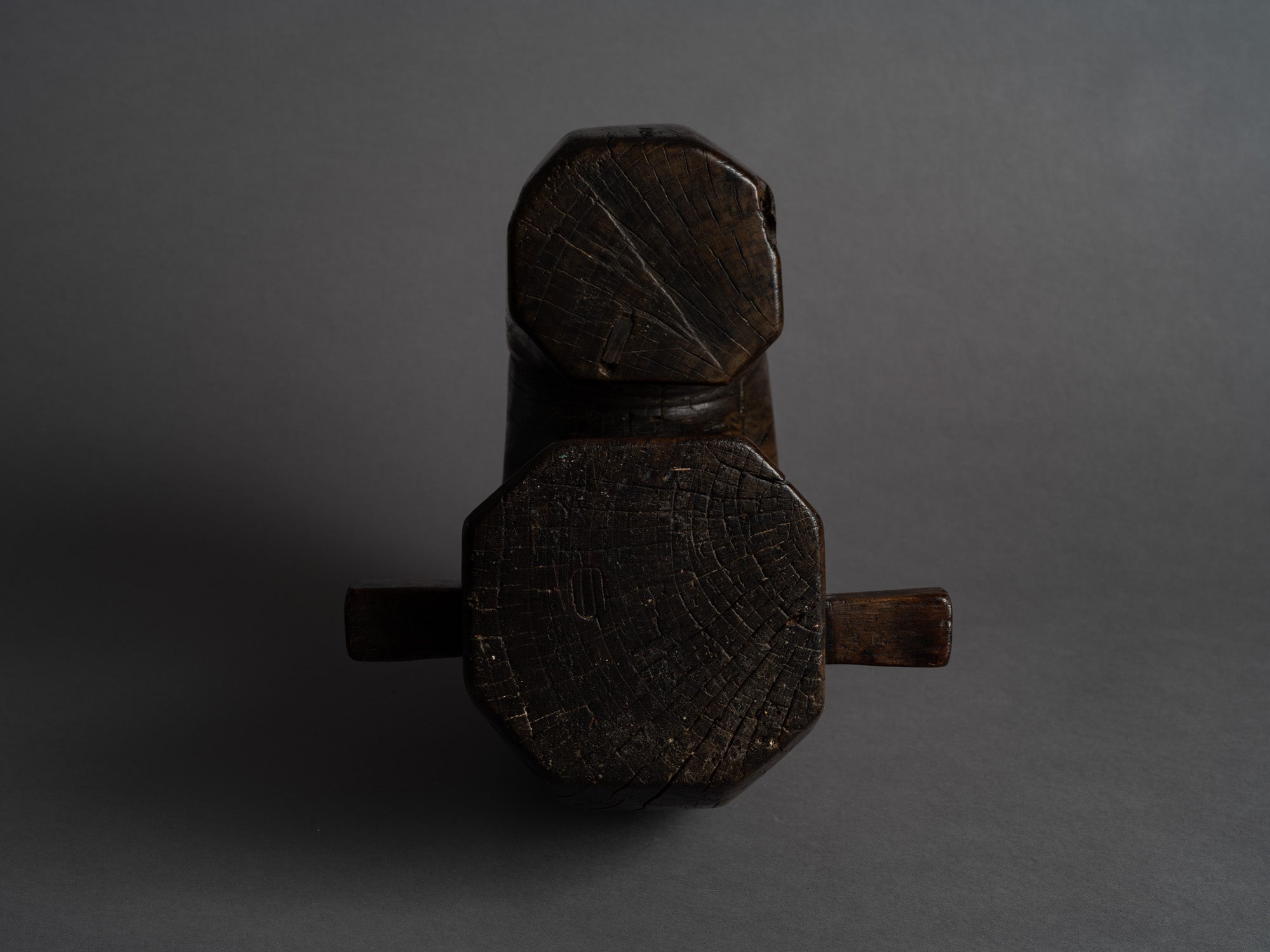 Mingei, rare crochet de crémaillère jizaikake ebisu, Japon (Époque Edo)..Rare ebisu Mingei jizaikagi hook, Japan (Edo period)