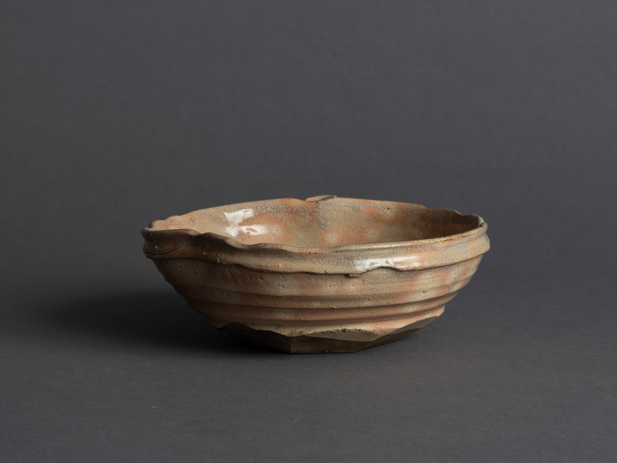 Rare coupe Katakuchi yôhen de Hagi, Japon (Fin Ère Meiji / Ère Taishō)..Yôhen Hagi ware Katakuchi bowl, Japan (late Meiji era / Taishō era)