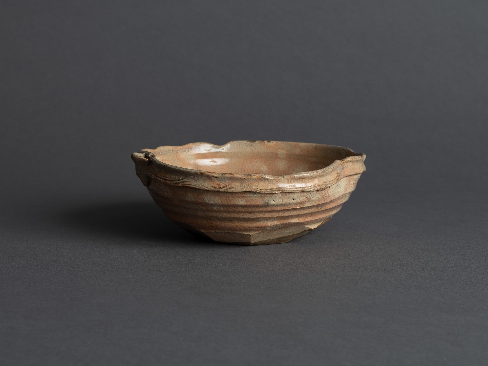 Rare coupe Katakuchi yôhen de Hagi, Japon (Fin Ère Meiji / Ère Taishō)..Yôhen Hagi ware Katakuchi bowl, Japan (late Meiji era / Taishō era)