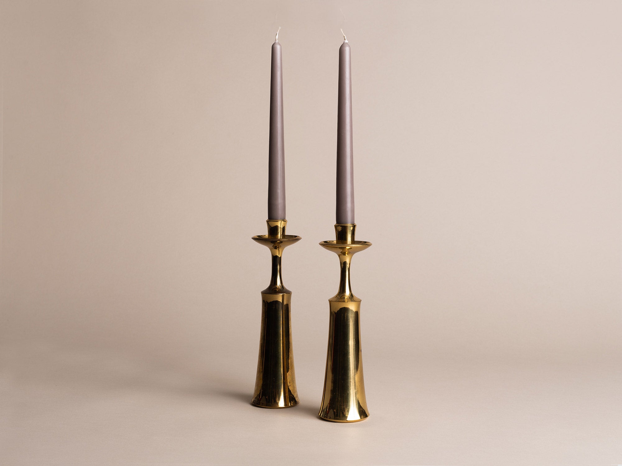 Paire de flambeaux modernistes de Jens Harald Quistgaard pour Dansk Designs, Danemark (vers 1958)..Set of 2 modernist Candle holders by Jens Harald Quistgaard for Dansk Designs, Denmark (circa 1958)