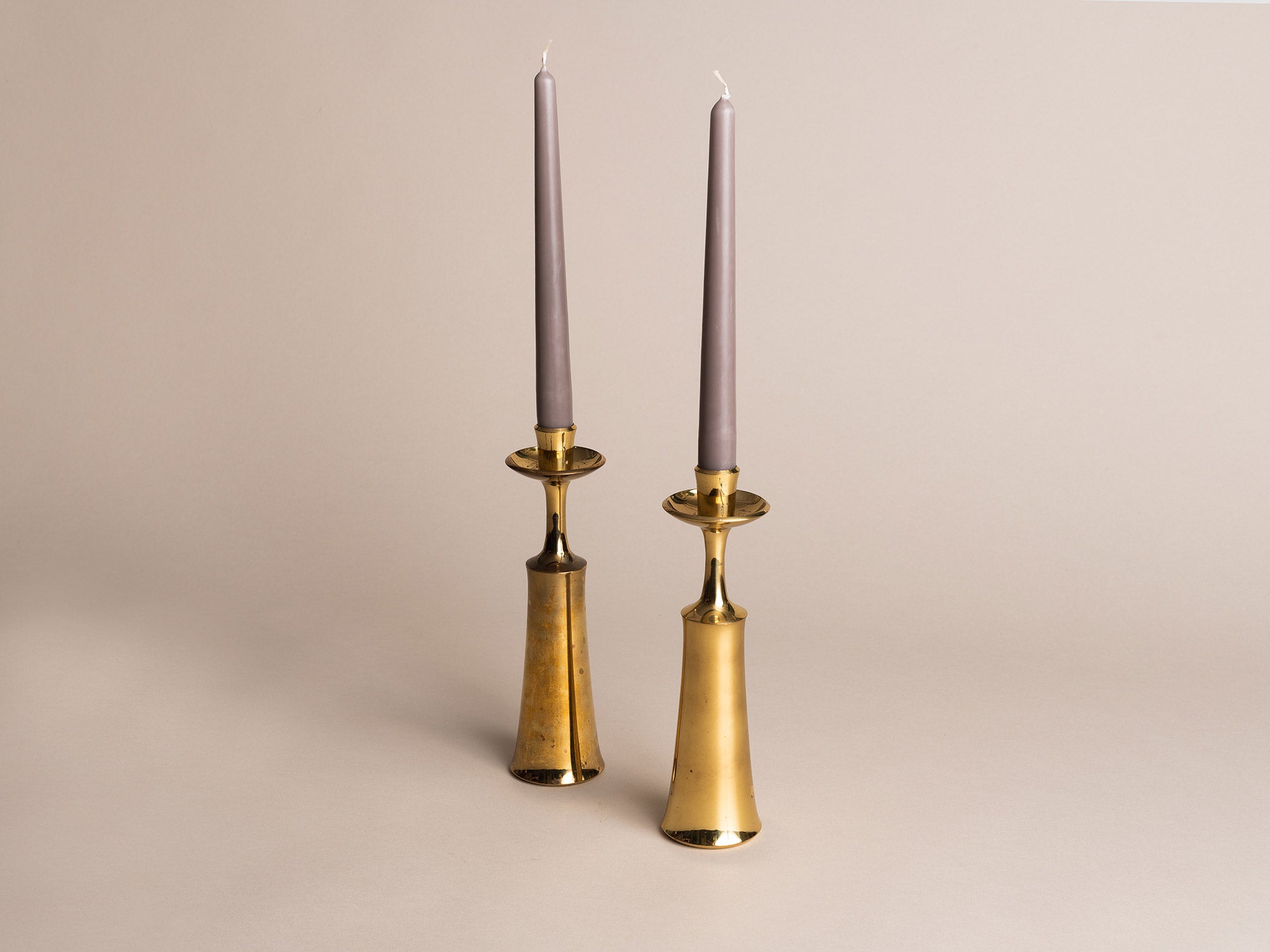 Paire de flambeaux modernistes de Jens Harald Quistgaard pour Dansk Designs, Danemark (vers 1958)..Set of 2 modernist Candle holders by Jens Harald Quistgaard for Dansk Designs, Denmark (circa 1958)