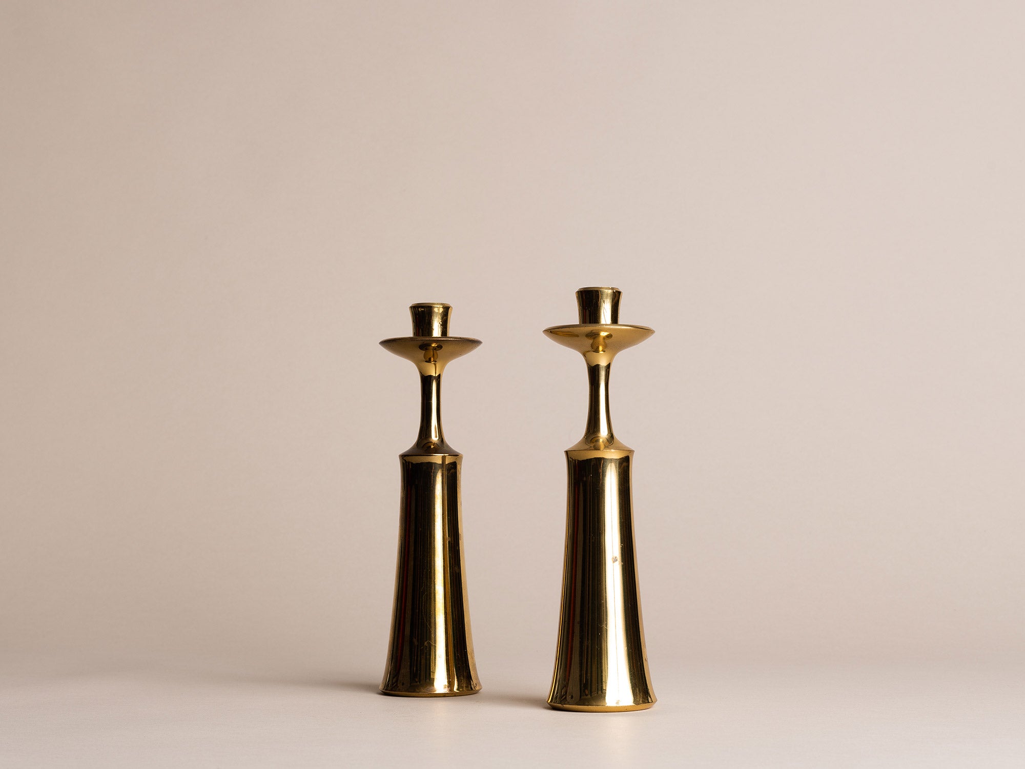 Paire de flambeaux modernistes de Jens Harald Quistgaard pour Dansk Designs, Danemark (vers 1958)..Set of 2 modernist Candle holders by Jens Harald Quistgaard for Dansk Designs, Denmark (circa 1958)
