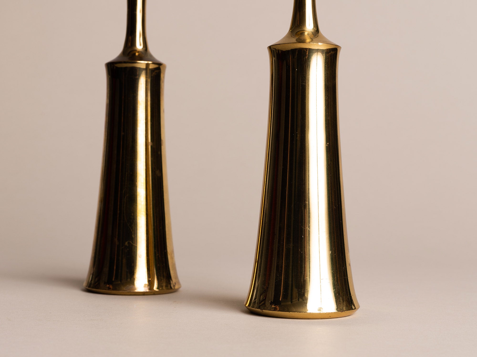 Paire de flambeaux modernistes de Jens Harald Quistgaard pour Dansk Designs, Danemark (vers 1958)..Set of 2 modernist Candle holders by Jens Harald Quistgaard for Dansk Designs, Denmark (circa 1958)