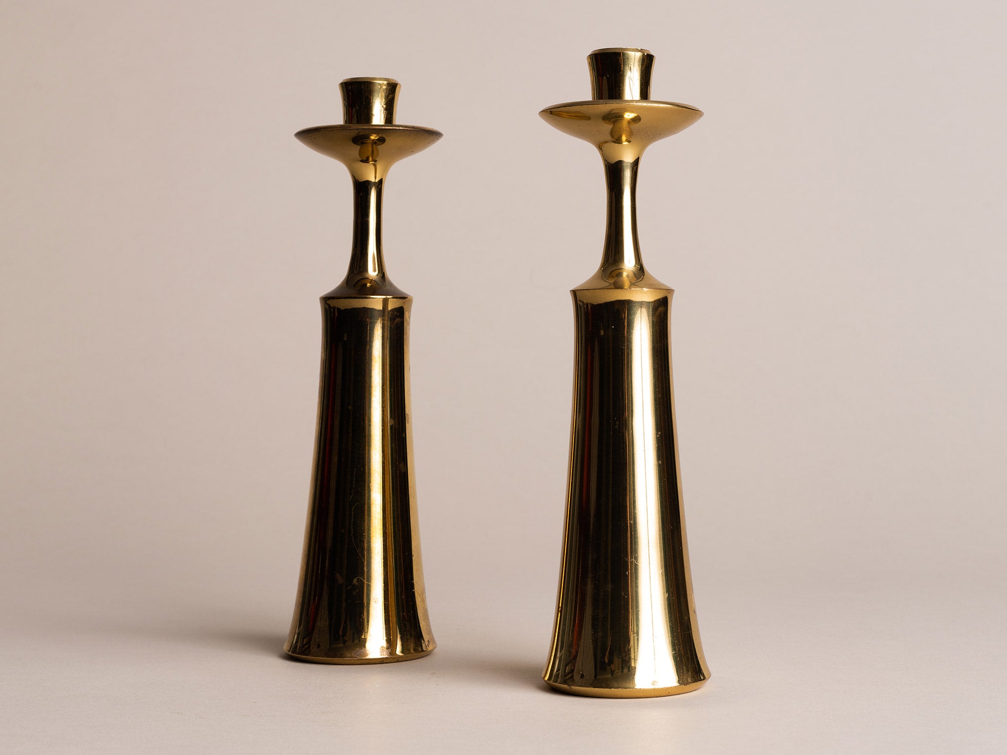 Paire de flambeaux modernistes de Jens Harald Quistgaard pour Dansk Designs, Danemark (vers 1958)..Set of 2 modernist Candle holders by Jens Harald Quistgaard for Dansk Designs, Denmark (circa 1958)