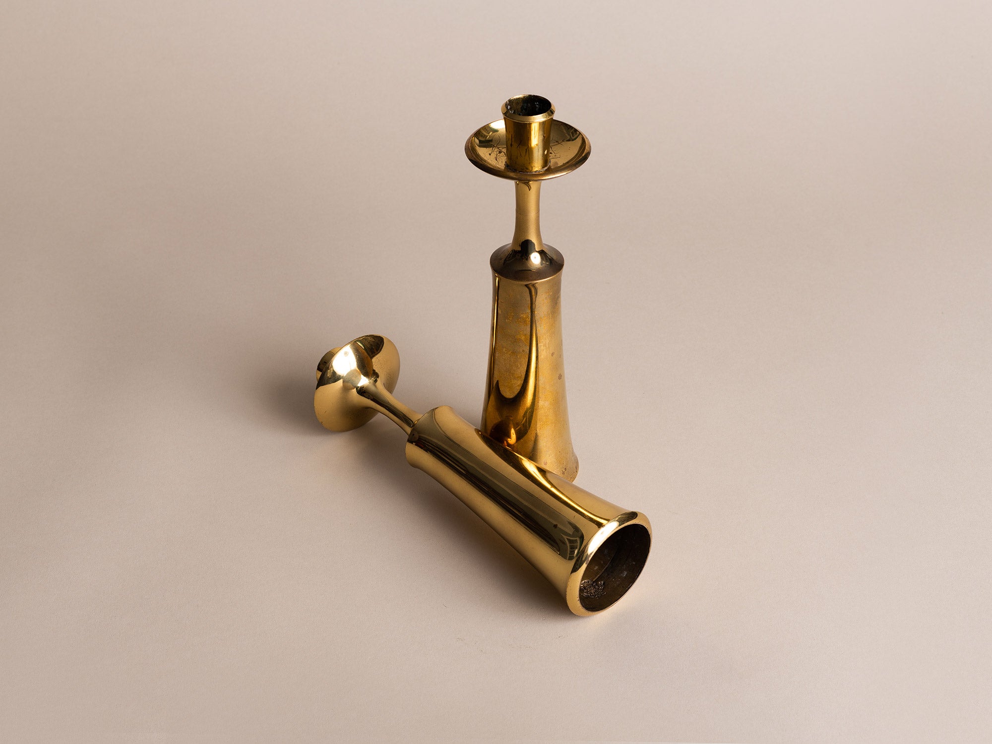 Paire de flambeaux modernistes de Jens Harald Quistgaard pour Dansk Designs, Danemark (vers 1958)..Set of 2 modernist Candle holders by Jens Harald Quistgaard for Dansk Designs, Denmark (circa 1958)