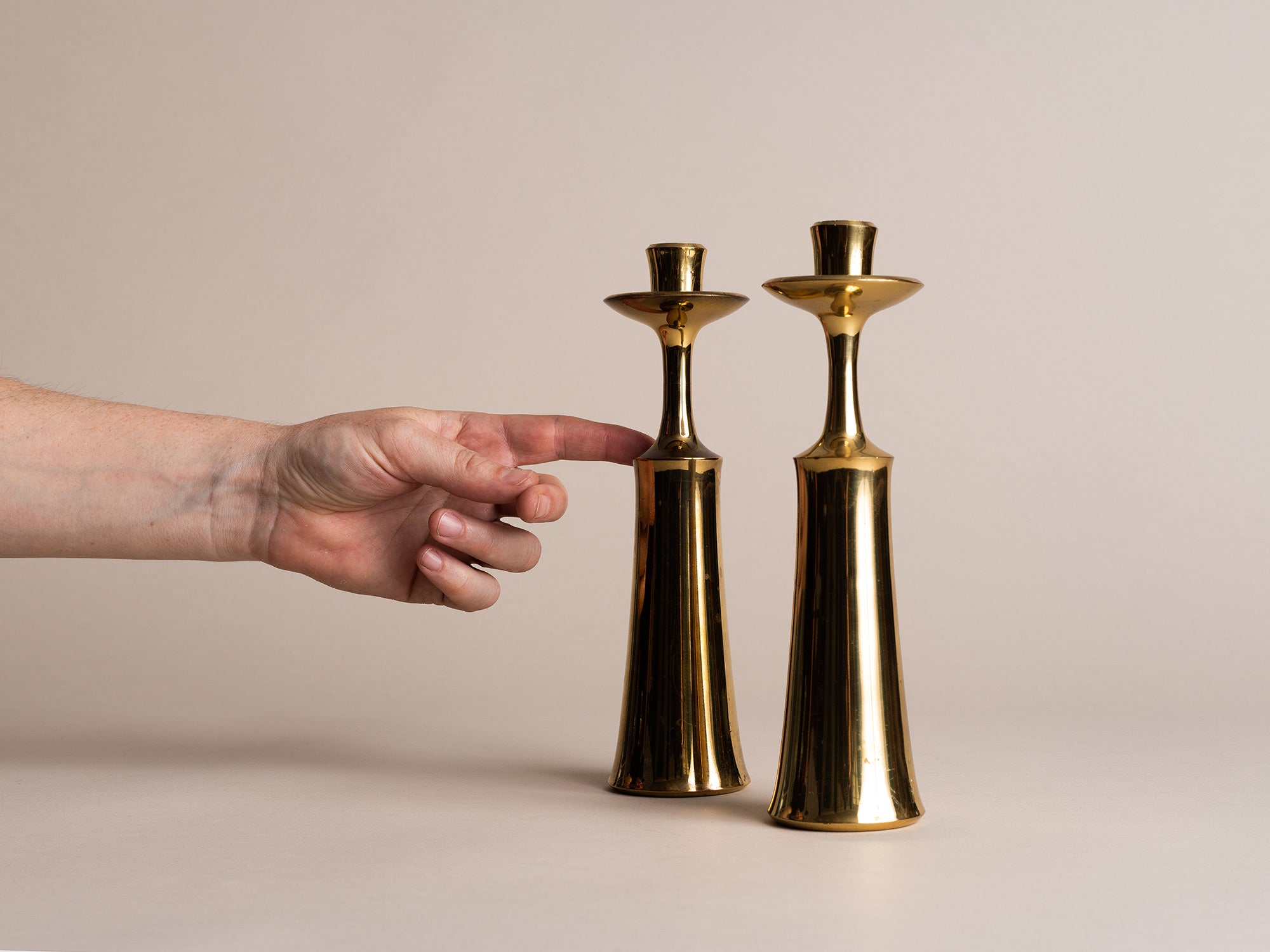 Paire de flambeaux modernistes de Jens Harald Quistgaard pour Dansk Designs, Danemark (vers 1958)..Set of 2 modernist Candle holders by Jens Harald Quistgaard for Dansk Designs, Denmark (circa 1958)