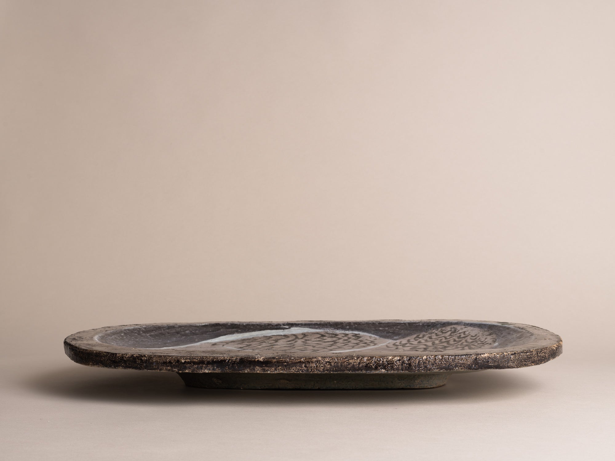 Exceptionnel plat à décor zoomorphe par Aline Favre, Suisse (1953)..Oustanding huge dish with zoomorphic pattern by Aline Favre, Switzerland (1953)