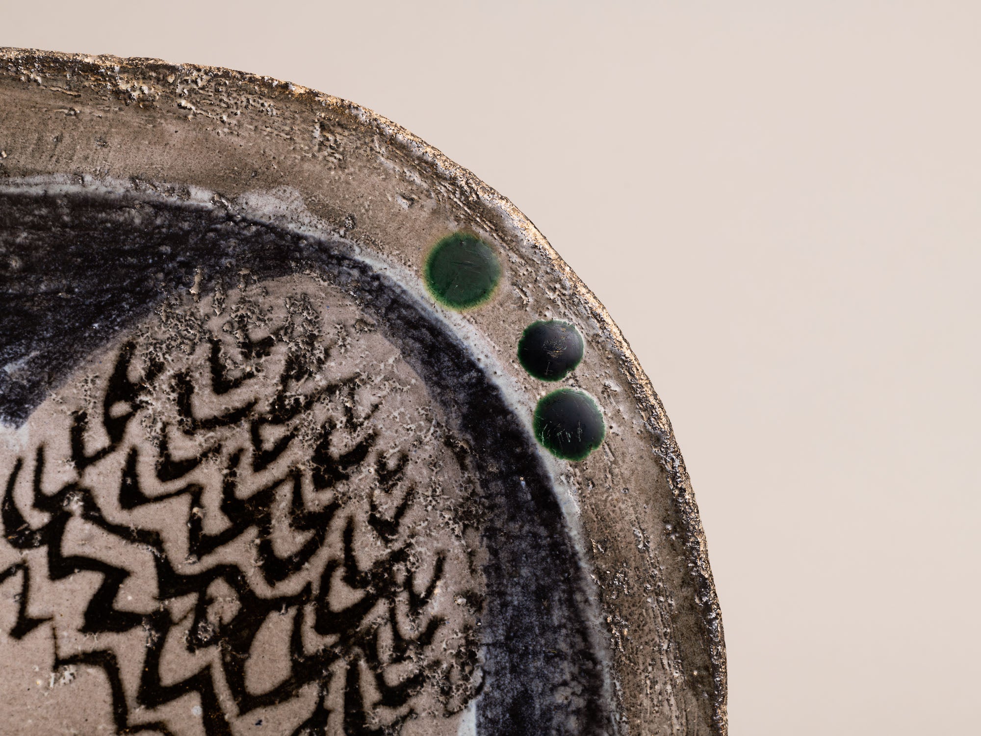 Exceptionnel plat à décor zoomorphe par Aline Favre, Suisse (1953)..Oustanding huge dish with zoomorphic pattern by Aline Favre, Switzerland (1953)