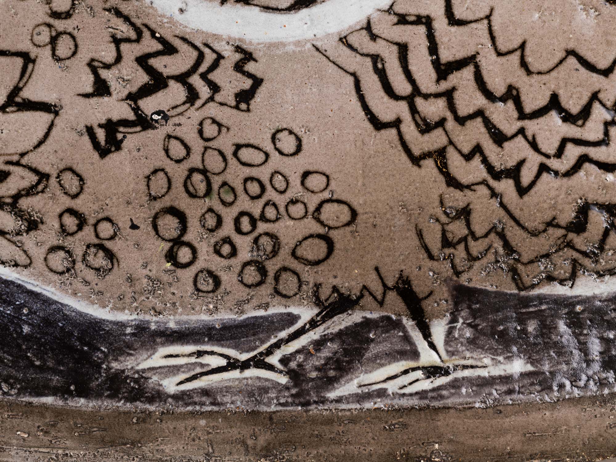 Exceptionnel plat à décor zoomorphe par Aline Favre, Suisse (1953)..Oustanding huge dish with zoomorphic pattern by Aline Favre, Switzerland (1953)