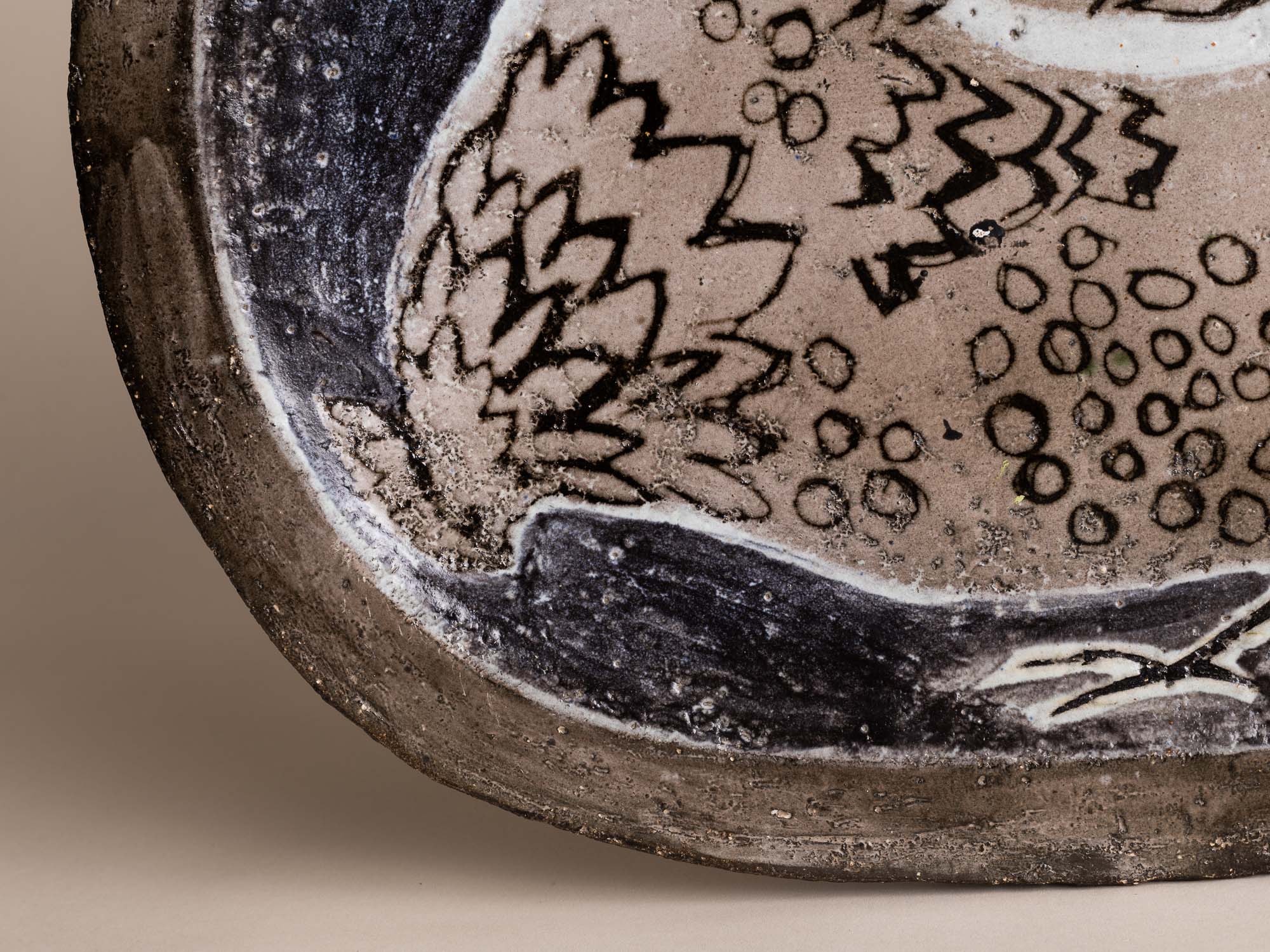 Exceptionnel plat à décor zoomorphe par Aline Favre, Suisse (1953)..Oustanding huge dish with zoomorphic pattern by Aline Favre, Switzerland (1953)