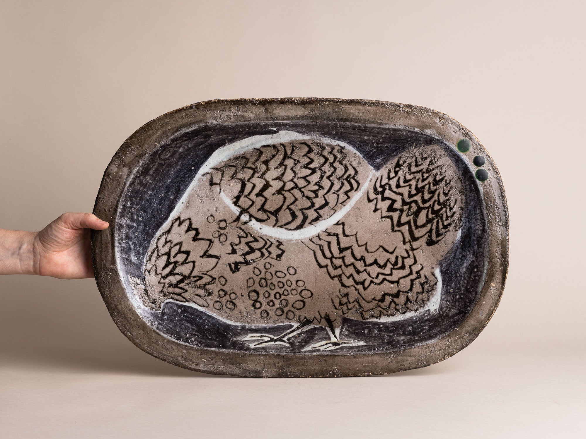 Exceptionnel plat à décor zoomorphe par Aline Favre, Suisse (1953)..Oustanding huge dish with zoomorphic pattern by Aline Favre, Switzerland (1953)