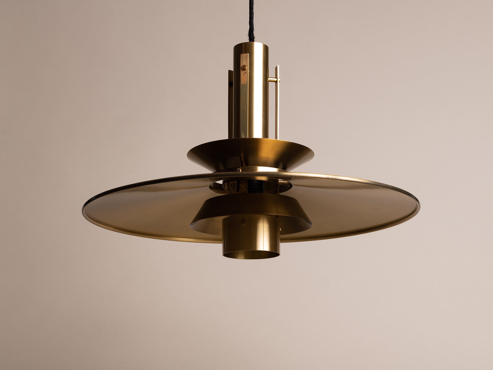 Large suspension en laiton Fog & Mørup, Danemark (vers 1965)..Pendant ceiling light Fog & Mørup, Denmark (circa 1965)