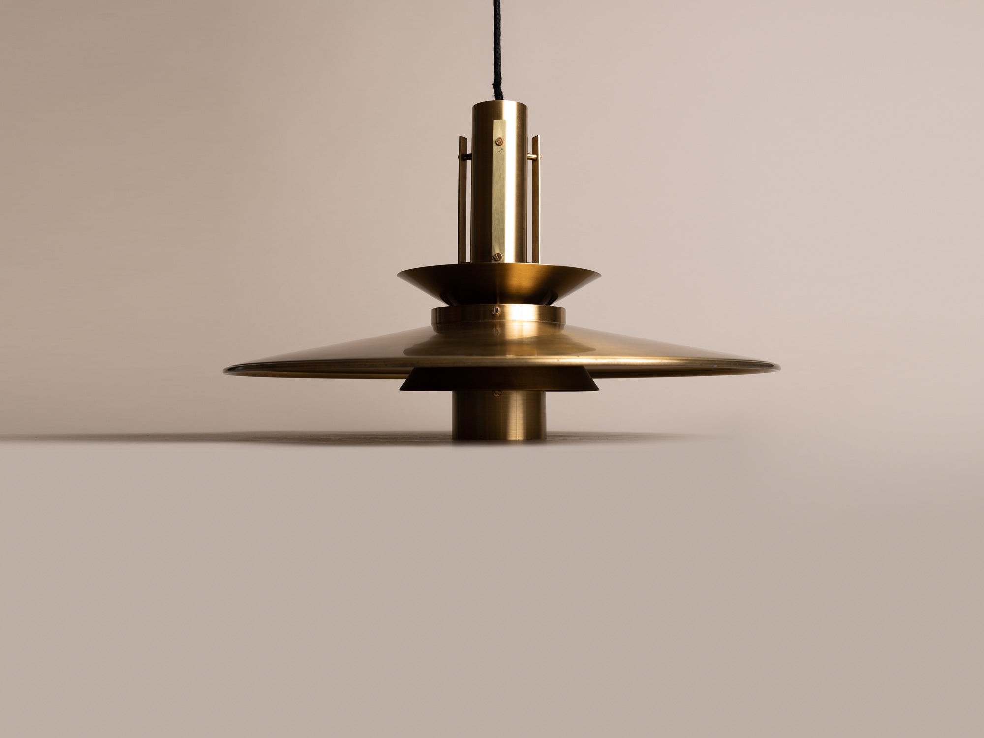 Large suspension en laiton Fog & Mørup, Danemark (vers 1965)..Pendant ceiling light Fog & Mørup, Denmark (circa 1965)