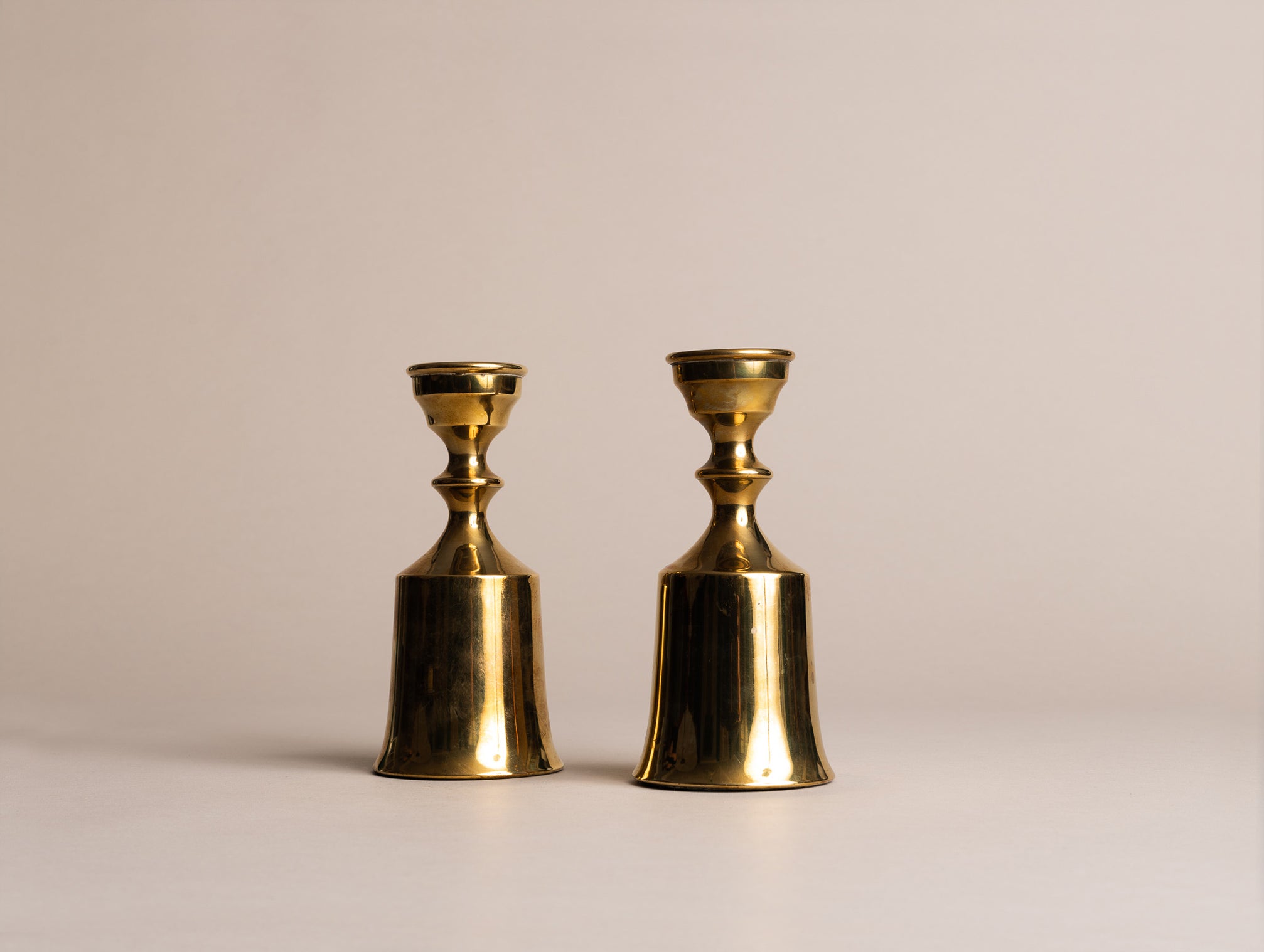 Paire de flambeaux modernistes par Boyes Metalkunst, Danemark (vers 1950)..Set of 2 modernist Candle holders by Boyes Metalkunst, Denmark (circa 1950)