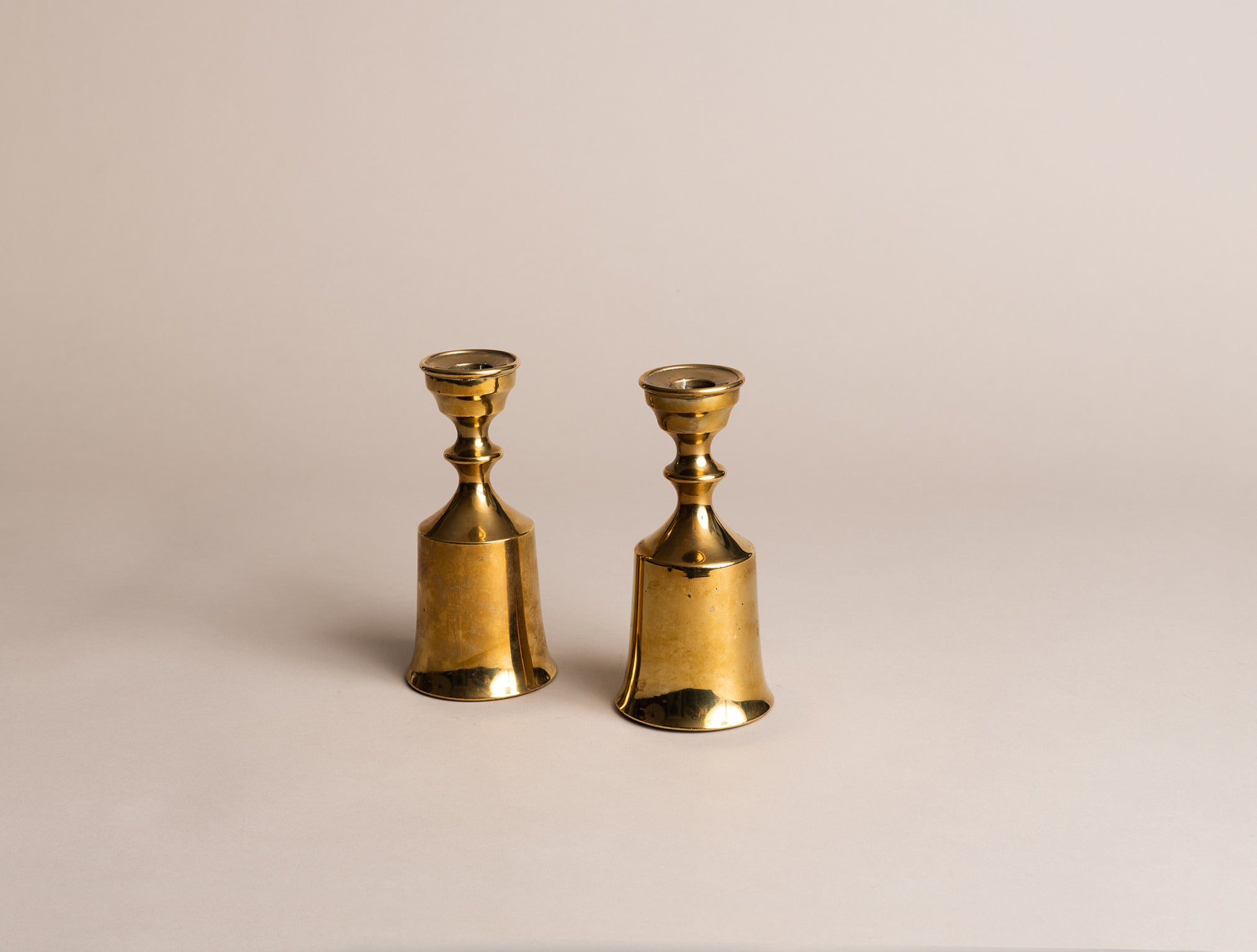 Paire de flambeaux modernistes par Boyes Metalkunst, Danemark (vers 1950)..Set of 2 modernist Candle holders by Boyes Metalkunst, Denmark (circa 1950)