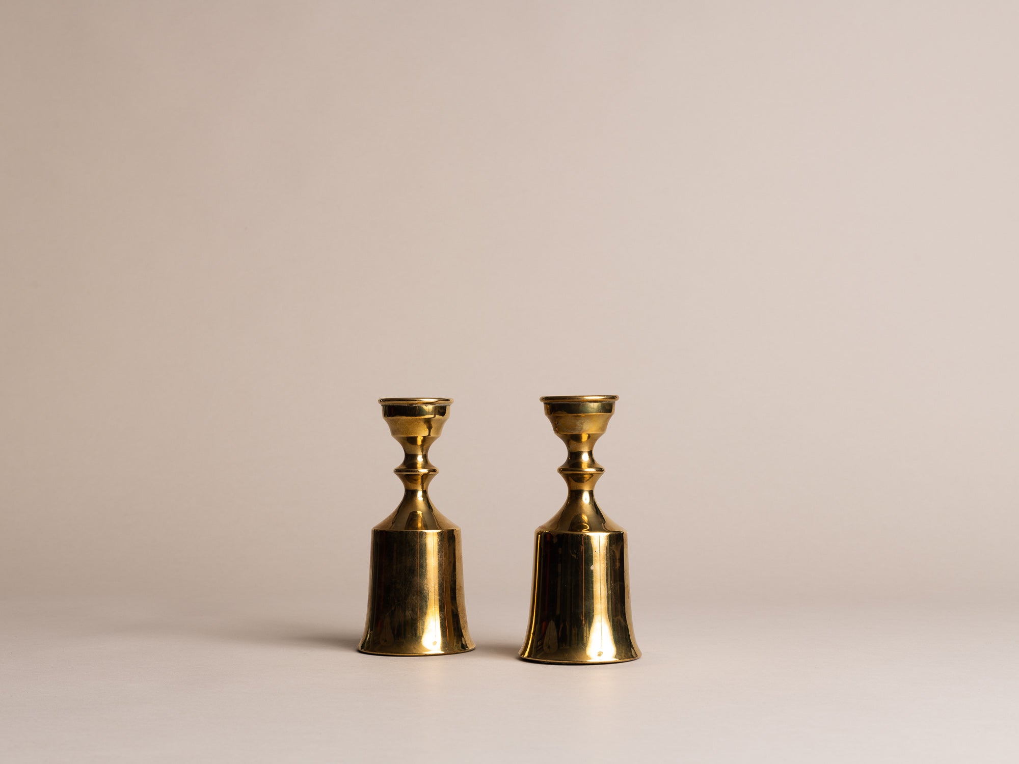 Paire de flambeaux modernistes par Boyes Metalkunst, Danemark (vers 1950)..Set of 2 modernist Candle holders by Boyes Metalkunst, Denmark (circa 1950)