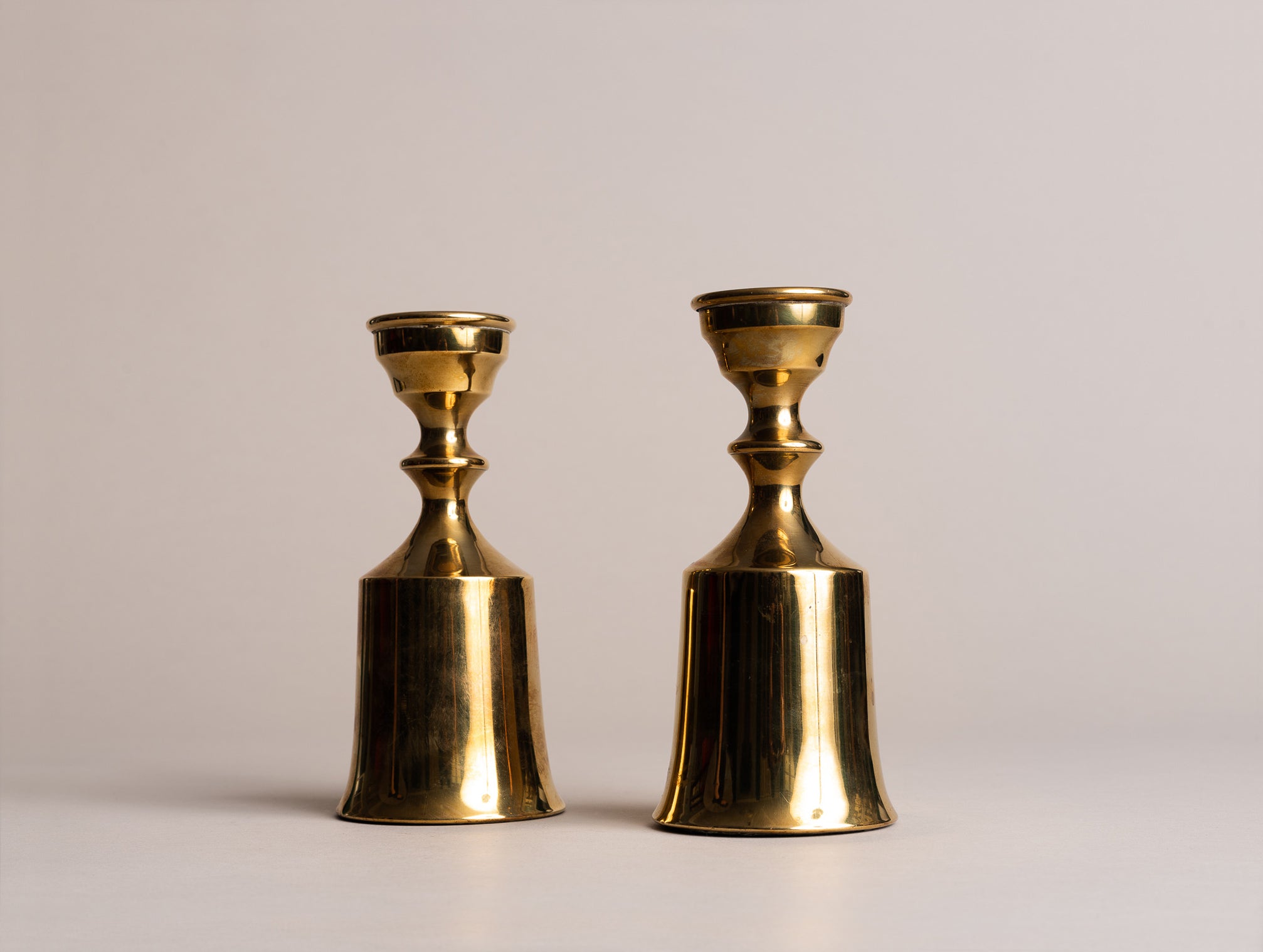 Paire de flambeaux modernistes par Boyes Metalkunst, Danemark (vers 1950)..Set of 2 modernist Candle holders by Boyes Metalkunst, Denmark (circa 1950)