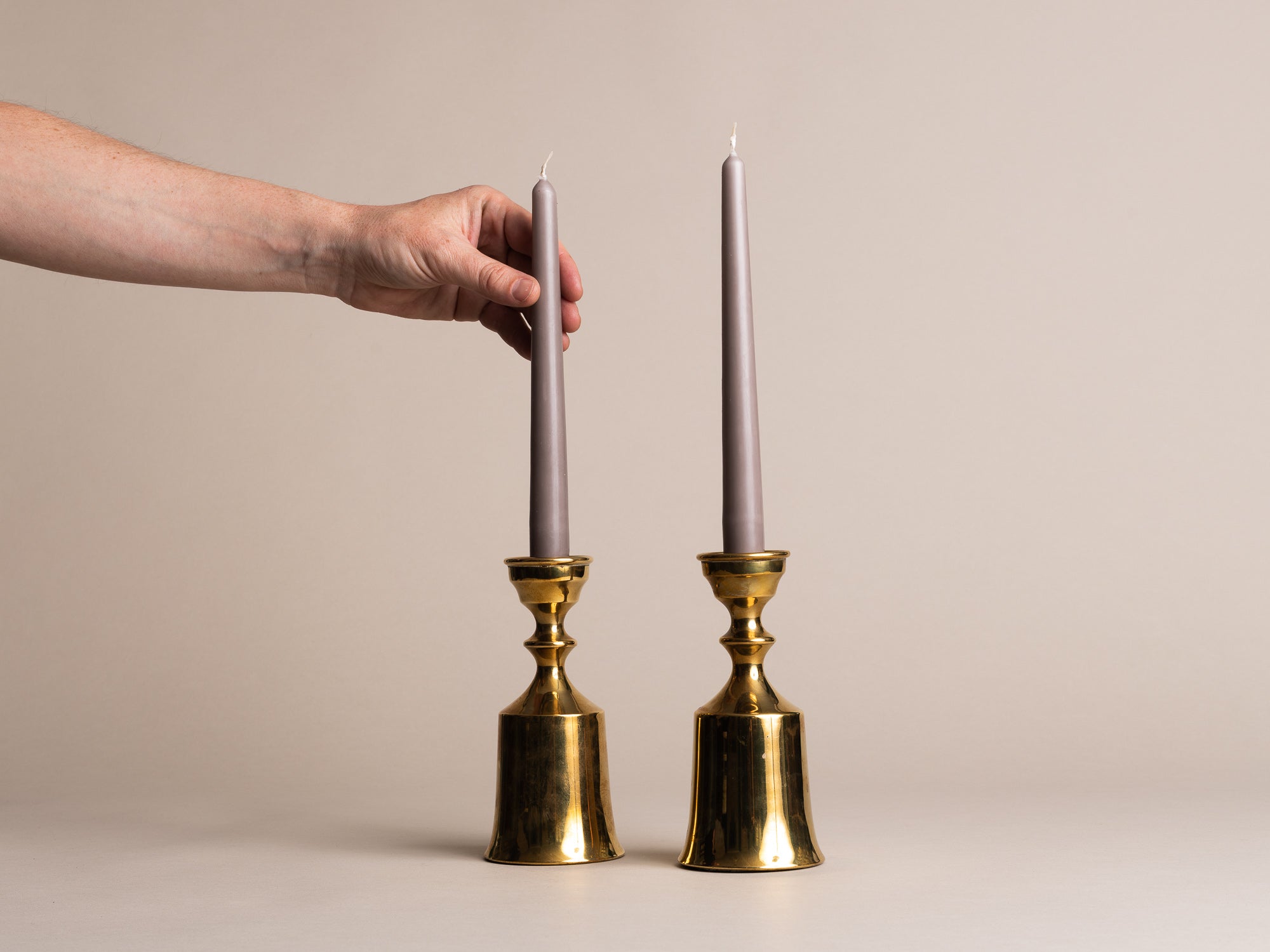 Paire de flambeaux modernistes par Boyes Metalkunst, Danemark (vers 1950)..Set of 2 modernist Candle holders by Boyes Metalkunst, Denmark (circa 1950)