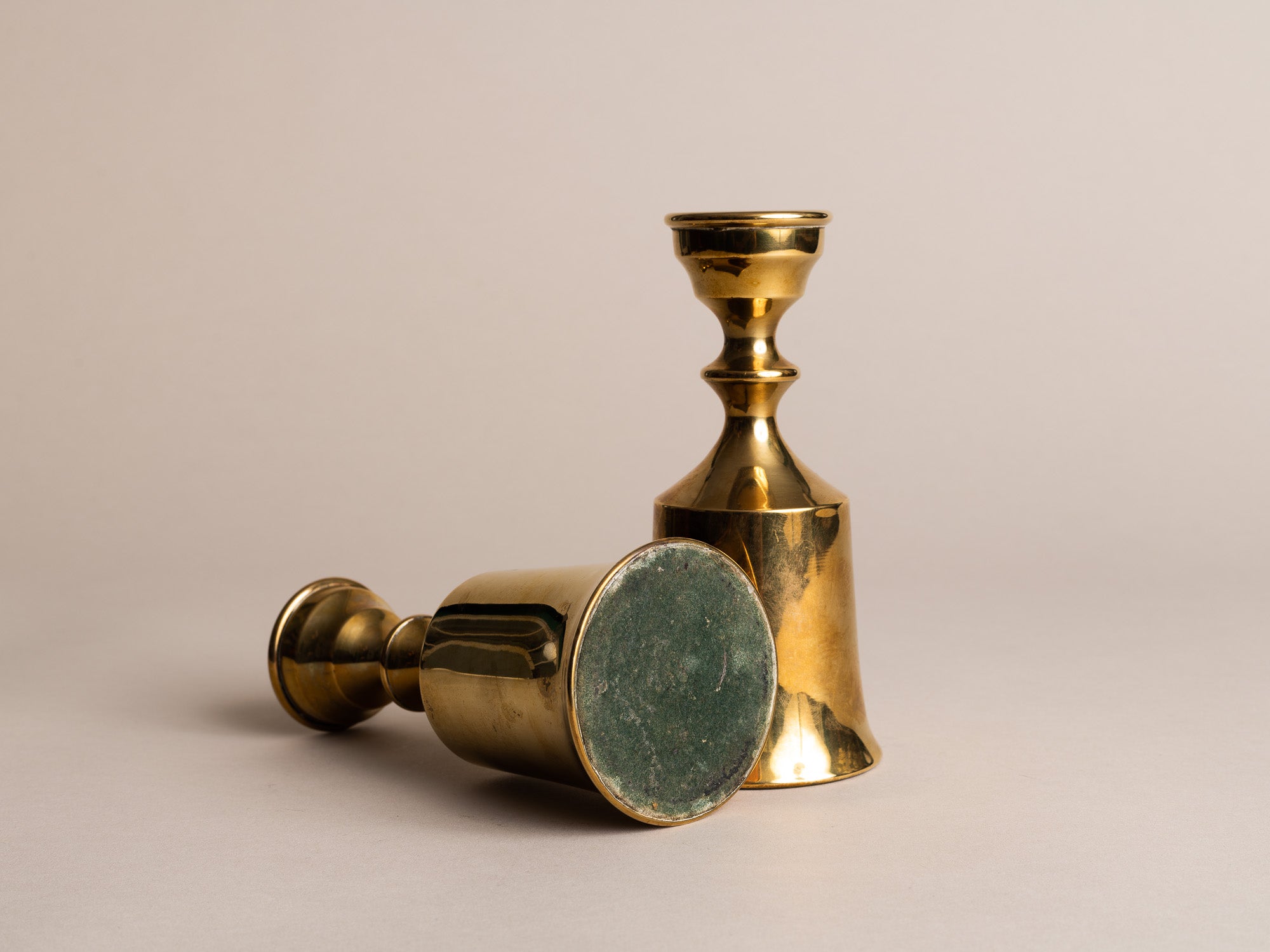 Paire de flambeaux modernistes par Boyes Metalkunst, Danemark (vers 1950)..Set of 2 modernist Candle holders by Boyes Metalkunst, Denmark (circa 1950)