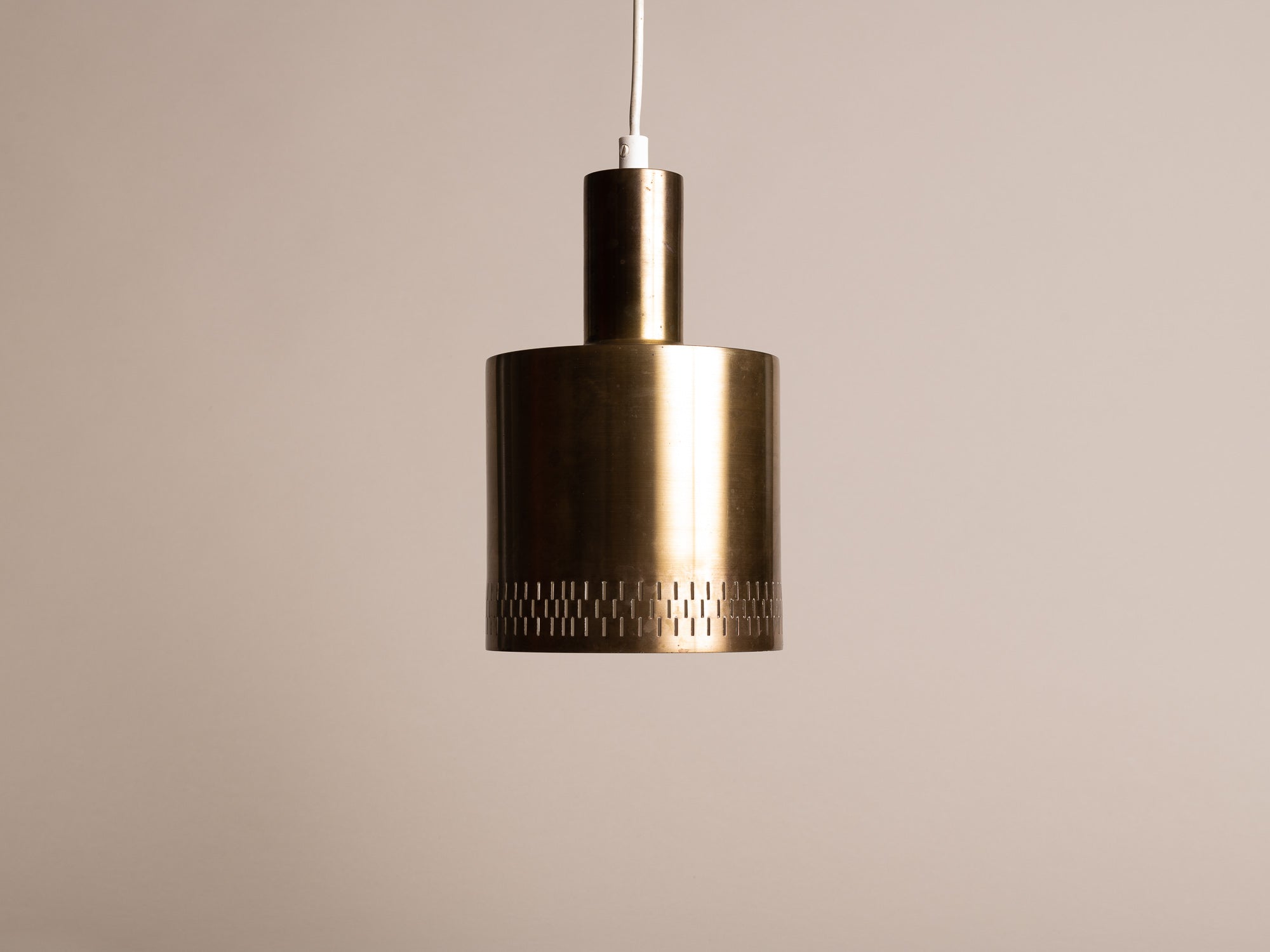 Suspension moderniste en laiton ajouré, Danemark (vers 1960)..Scandinavian Brass Modernist pendant lamp, Denmark (circa 1960)