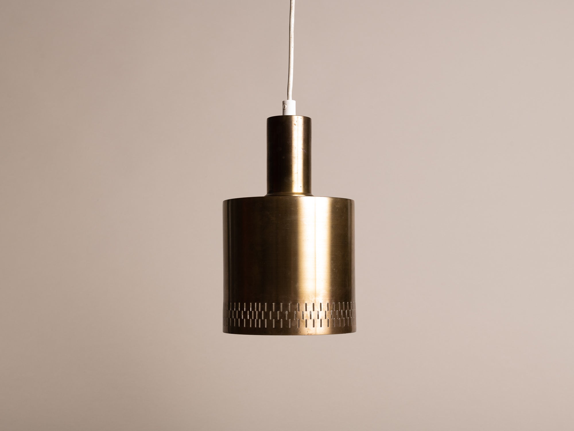 Suspension moderniste en laiton ajouré, Danemark (vers 1960)..Scandinavian Brass Modernist pendant lamp, Denmark (circa 1960)