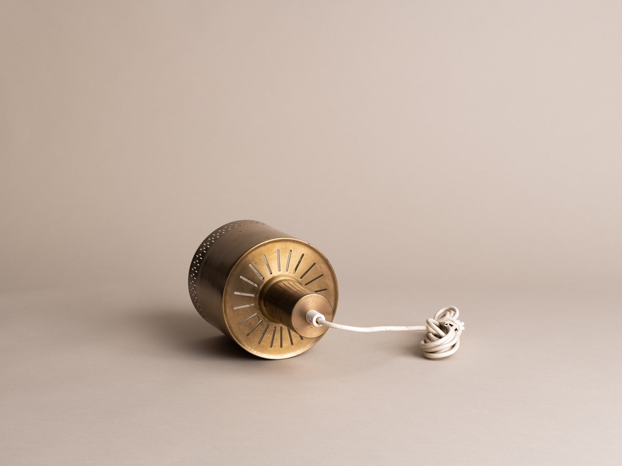 Suspension moderniste en laiton ajouré, Danemark (vers 1960)..Scandinavian Brass Modernist pendant lamp, Denmark (circa 1960)