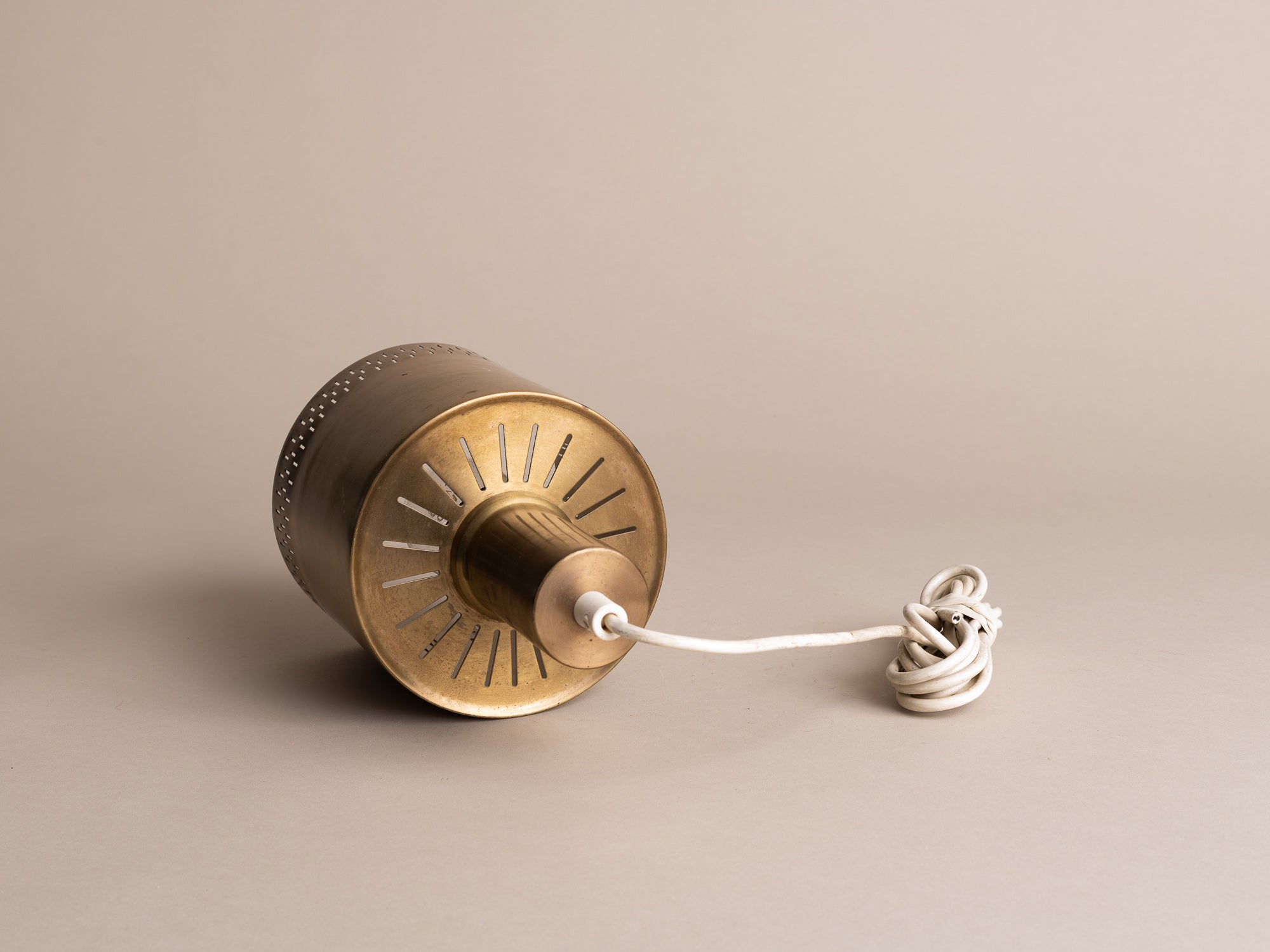 Suspension moderniste en laiton ajouré, Danemark (vers 1960)..Scandinavian Brass Modernist pendant lamp, Denmark (circa 1960)