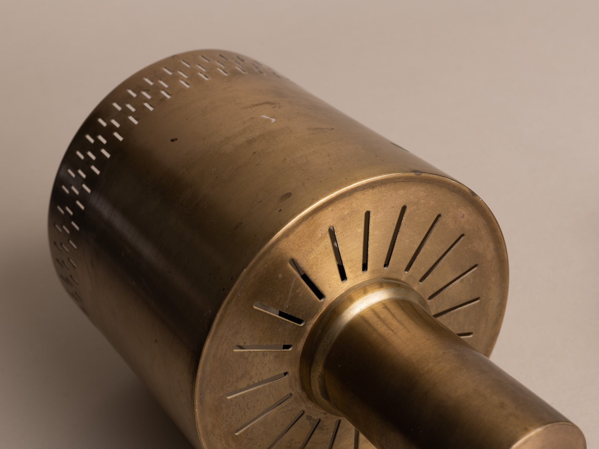 Suspension moderniste en laiton ajouré, Danemark (vers 1960)..Scandinavian Brass Modernist pendant lamp, Denmark (circa 1960)