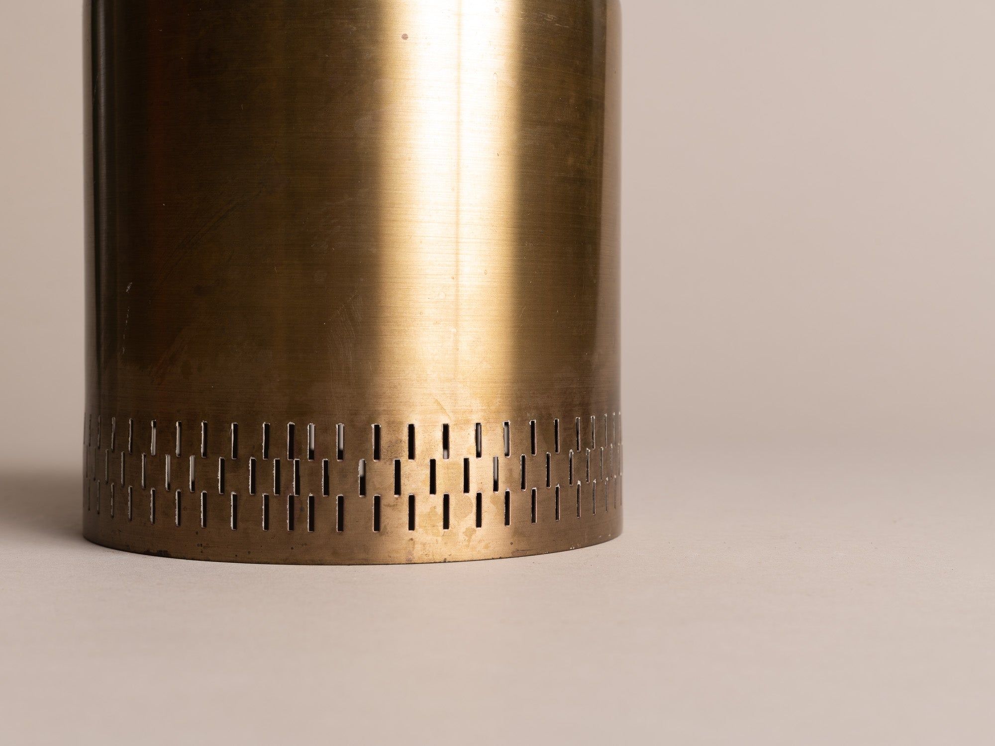 Suspension moderniste en laiton ajouré, Danemark (vers 1960)..Scandinavian Brass Modernist pendant lamp, Denmark (circa 1960)