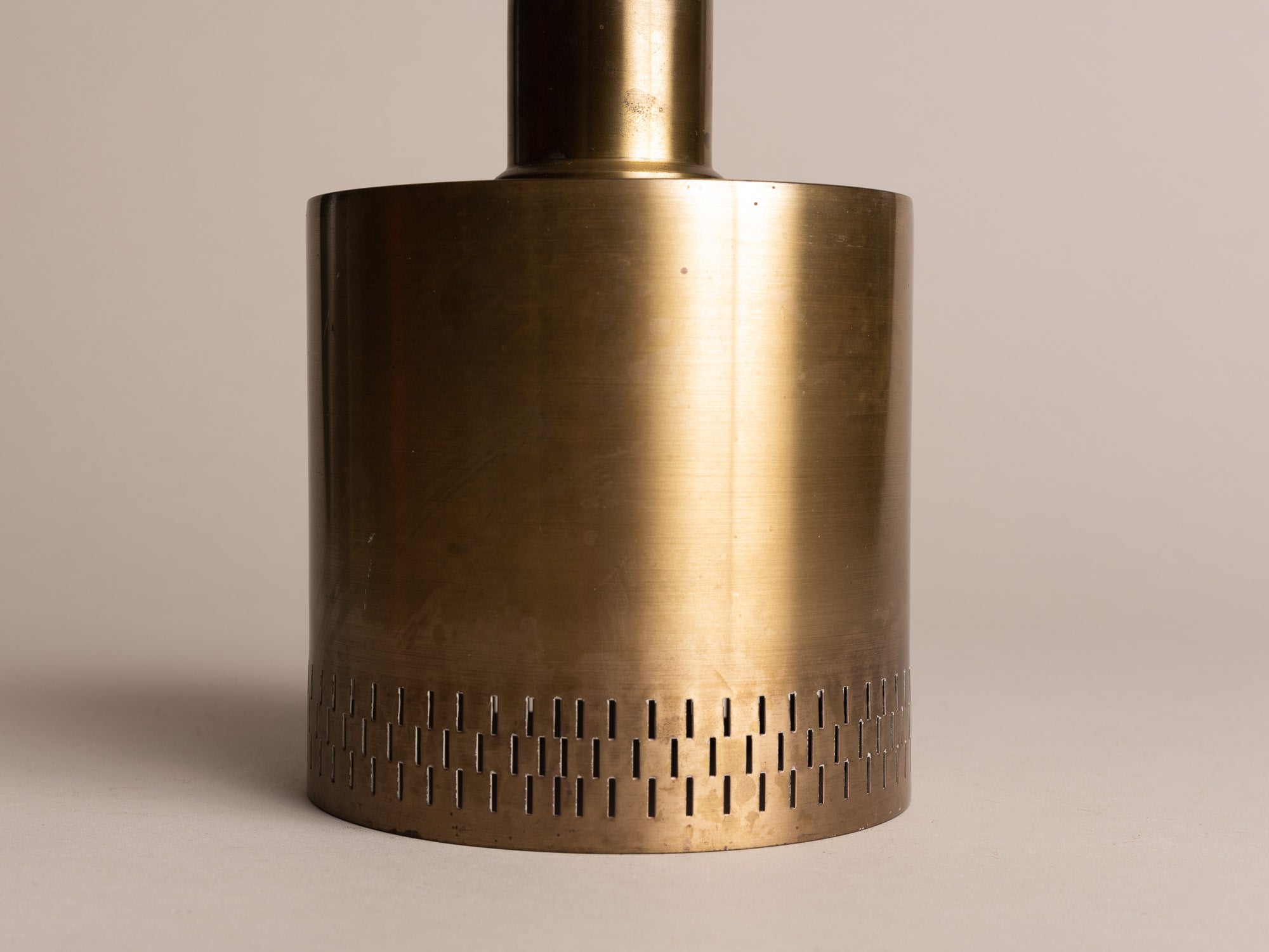 Suspension moderniste en laiton ajouré, Danemark (vers 1960)..Scandinavian Brass Modernist pendant lamp, Denmark (circa 1960)