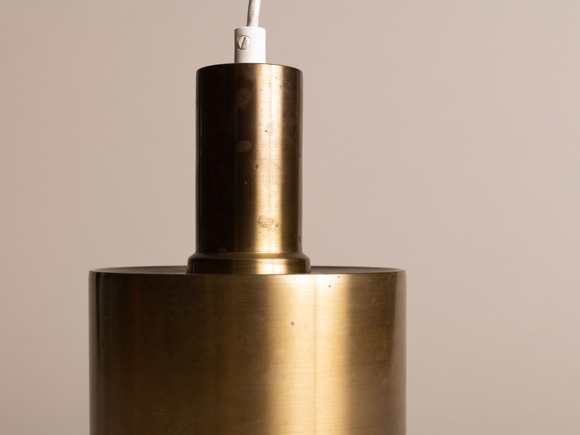 Suspension moderniste en laiton ajouré, Danemark (vers 1960)..Scandinavian Brass Modernist pendant lamp, Denmark (circa 1960)