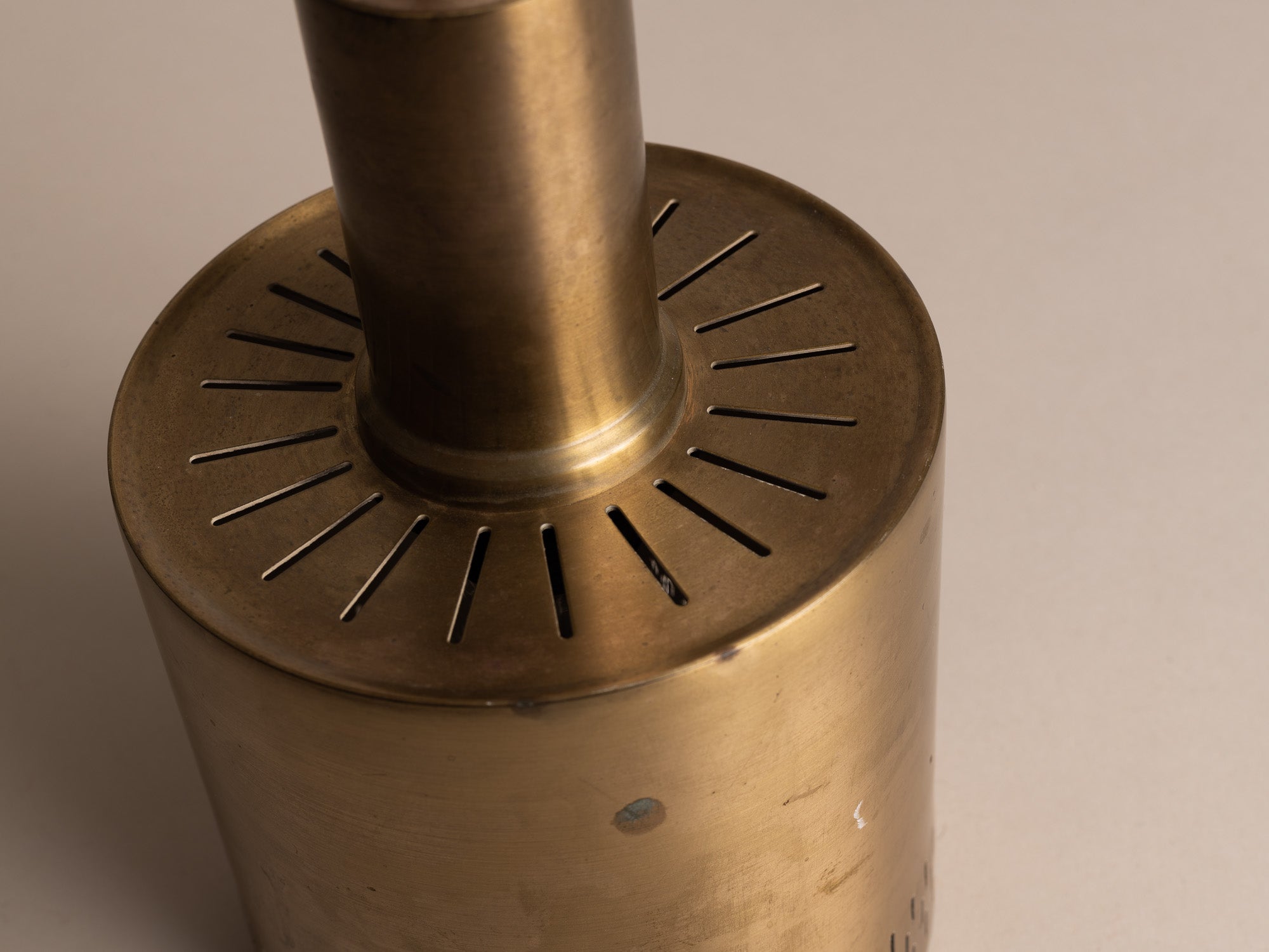 Suspension moderniste en laiton ajouré, Danemark (vers 1960)..Scandinavian Brass Modernist pendant lamp, Denmark (circa 1960)