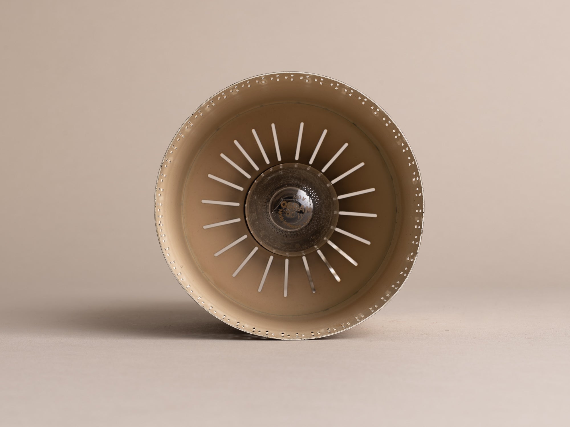 Suspension moderniste en laiton ajouré, Danemark (vers 1960)..Scandinavian Brass Modernist pendant lamp, Denmark (circa 1960)