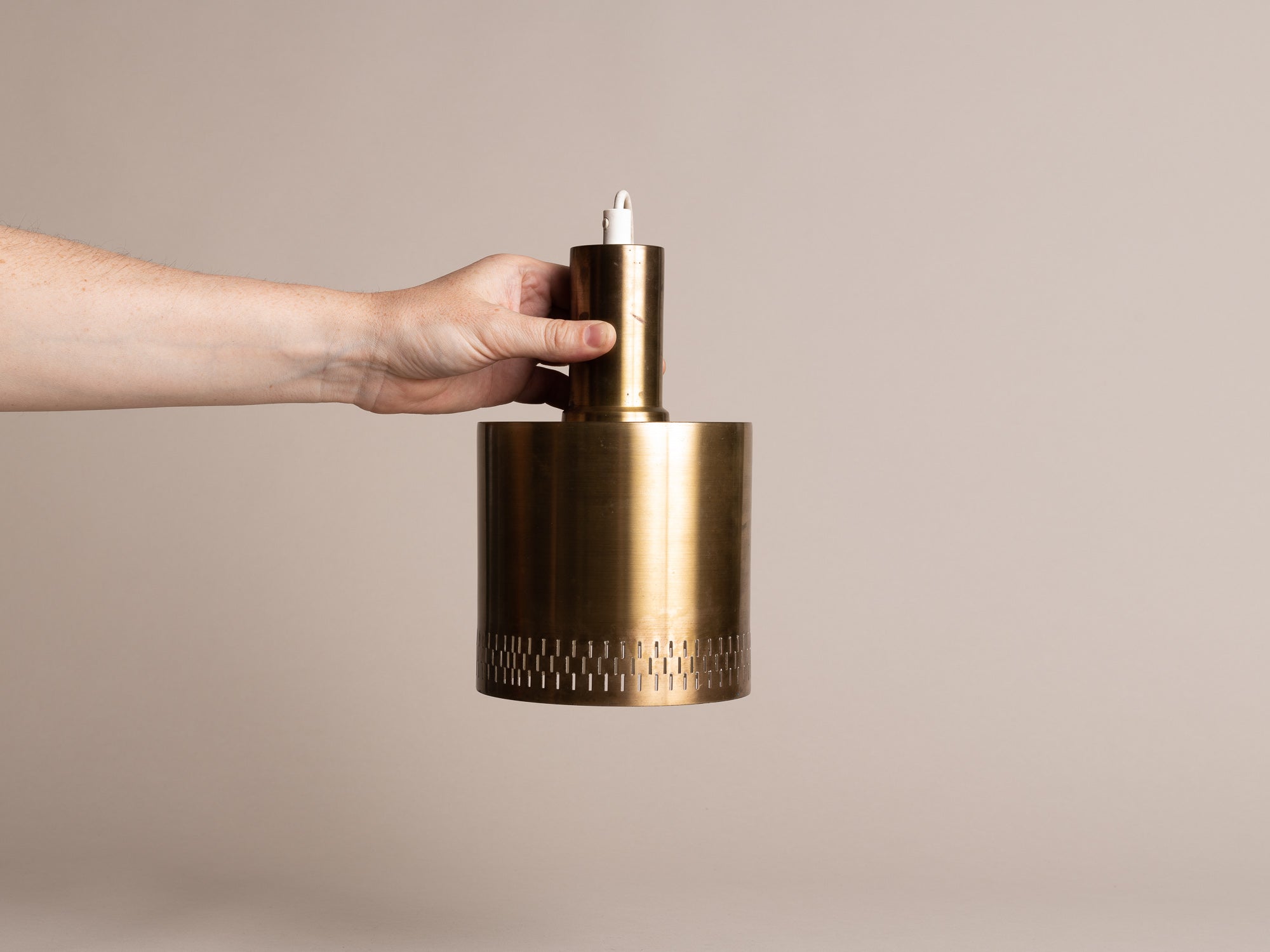 Suspension moderniste en laiton ajouré, Danemark (vers 1960)..Scandinavian Brass Modernist pendant lamp, Denmark (circa 1960)