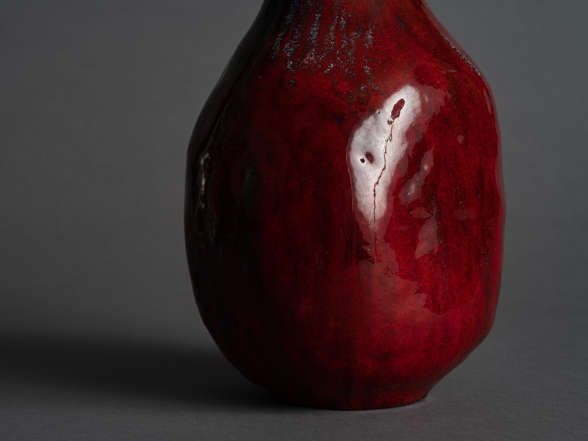 Rare vase ansé d’Alice Colonieu, France (vers 1950)..Earthenware handled vase by Alice Colonieu, France (circa 1950)