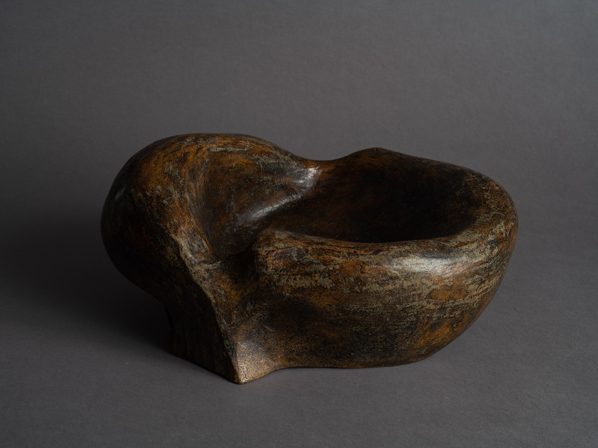 Grande coupe biomorphique en grès de Janine Boyer, France (1959)..Rare large freeform bowl by Janine Boyer, France (1959)