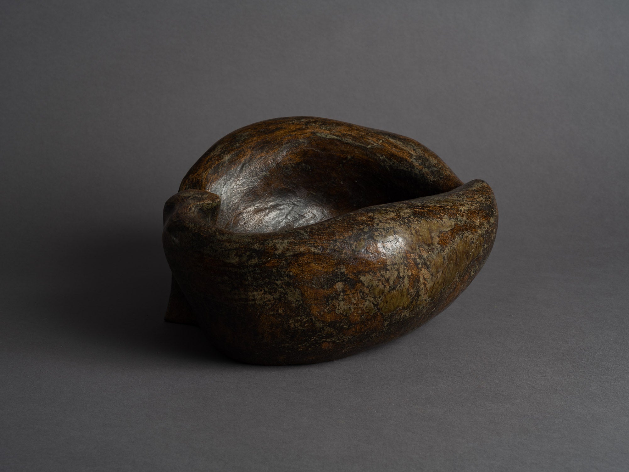Grande coupe biomorphique en grès de Janine Boyer, France (1959)..Rare large freeform bowl by Janine Boyer, France (1959)