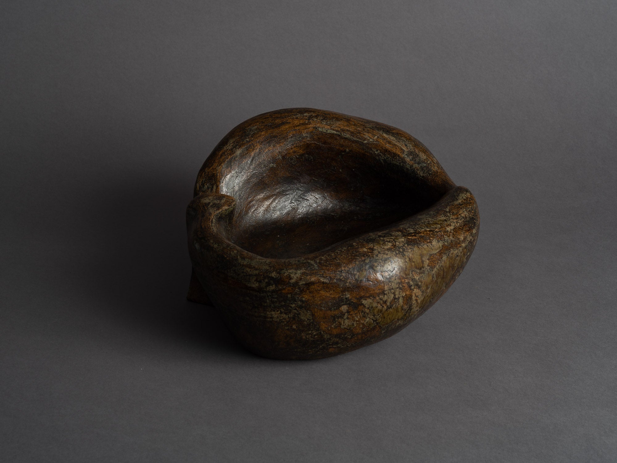 Grande coupe biomorphique en grès de Janine Boyer, France (1959)..Rare large freeform bowl by Janine Boyer, France (1959)